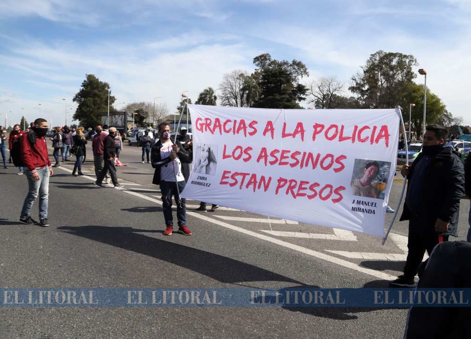 La policía de la provincia de Buenos Aires reclama aumento de sueldo. Al ser una institución sin representación gremial, usaron los propios móviles oficiales para llevar adelante la protesta.