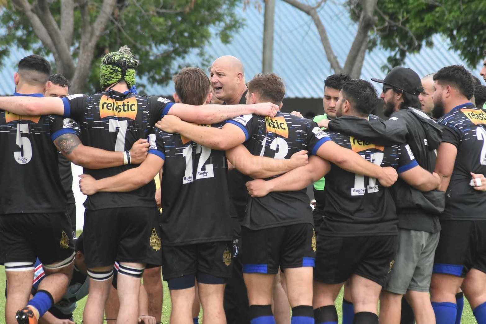 Universitario se llevó el triunfo tras vencer 21 a 15 a Alma Junior.