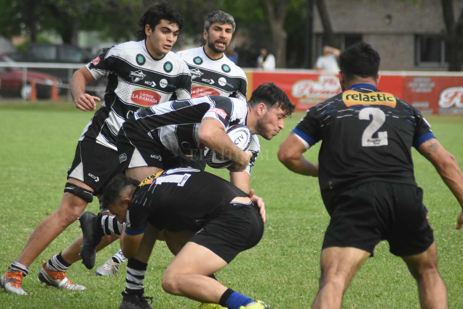 Universitario se llevó el triunfo tras vencer 21 a 15 a Alma Junior.