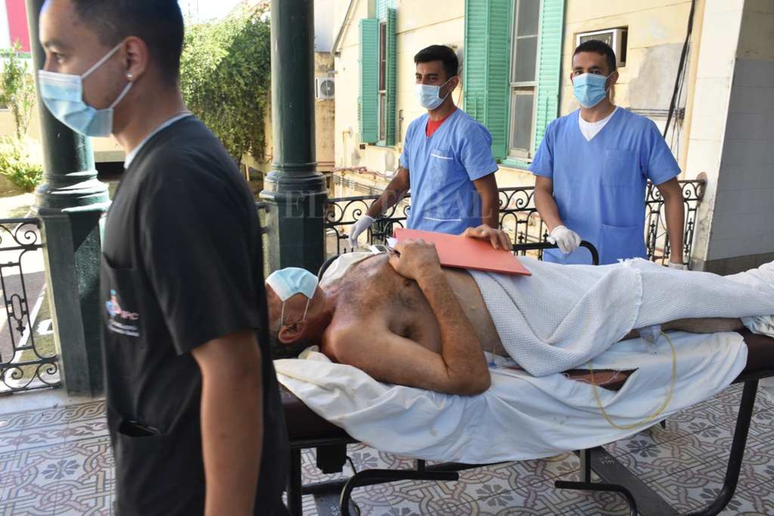 Personal de salud en pasillo galería del hospital José María Cullen.