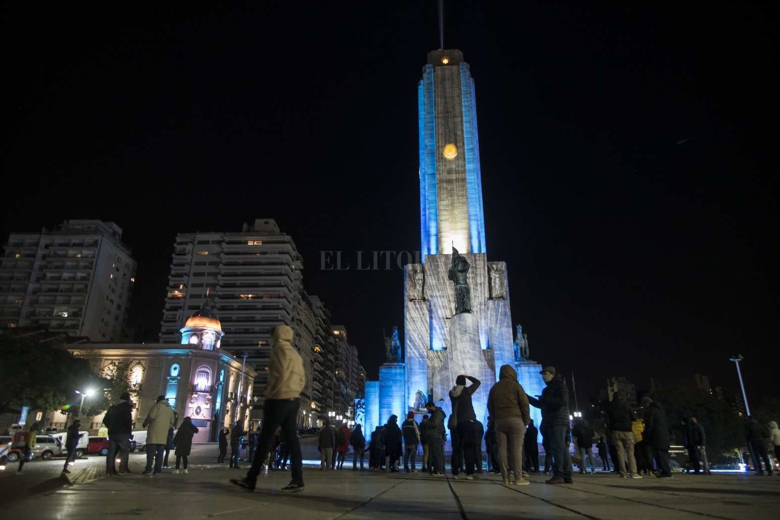 Desde este viernes y hasta el lunes inclusive así lucirá a la noche el monumento a a Bandera en la ciudad de Rosario.