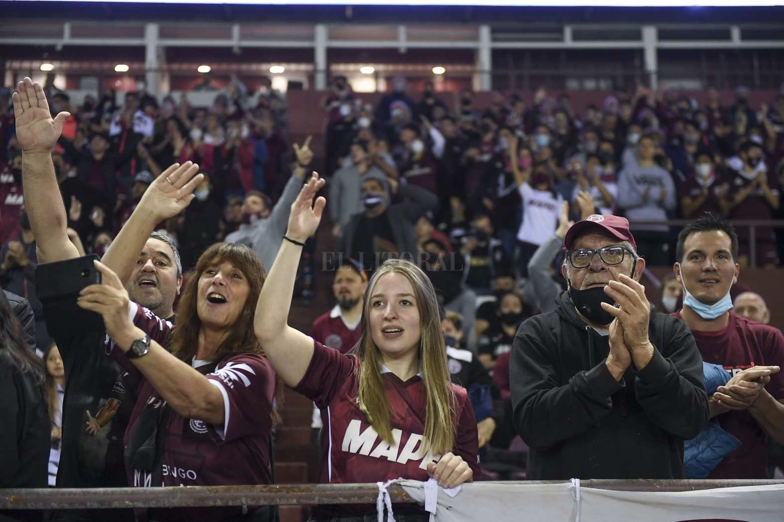 Hinchas de Lanús, que gritaron dos goles, con los cuales vencieron a Central Córdoba de Santiago del Estero por 2 a 1.