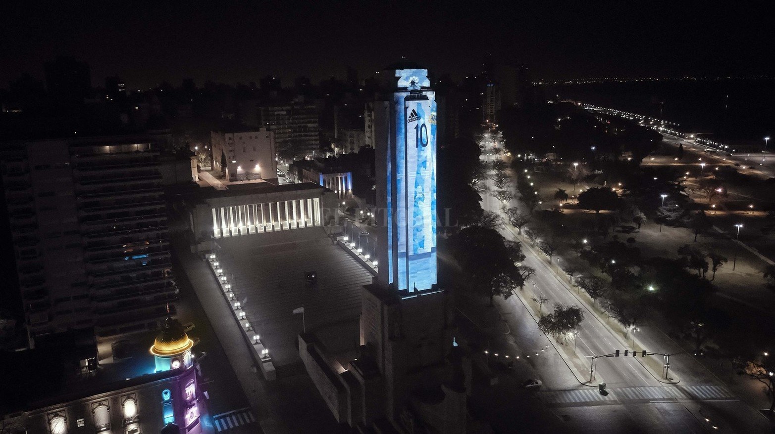 El Monumento a la Bandera de Rosario, ciudad natal de Lionel Messi, se iluminó este viernes por la noche con los colores celeste y blanco y fue soporte de un video mapping.