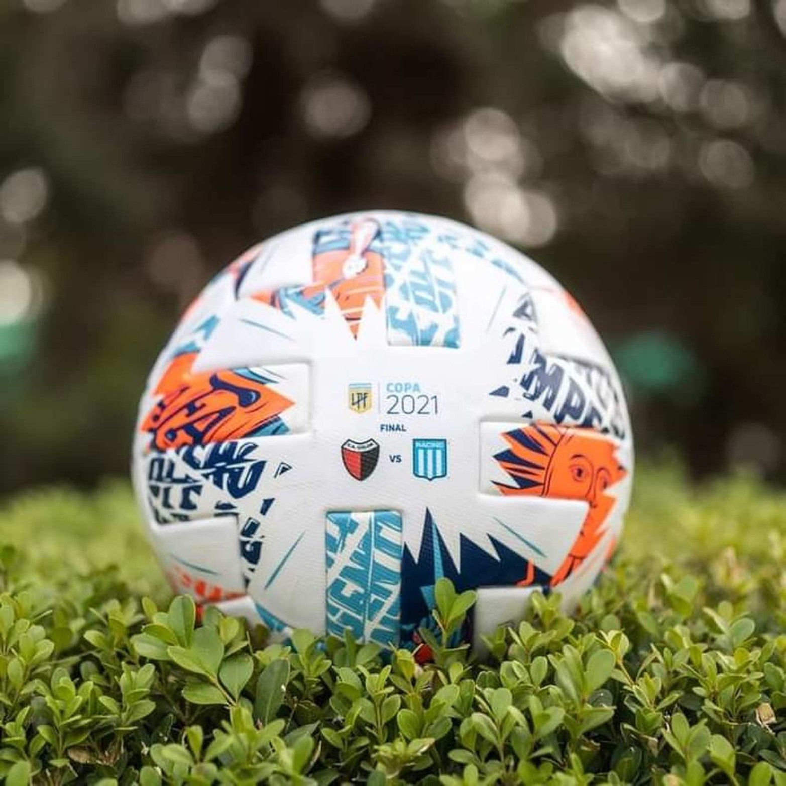 La pelota con los escudos para la final.