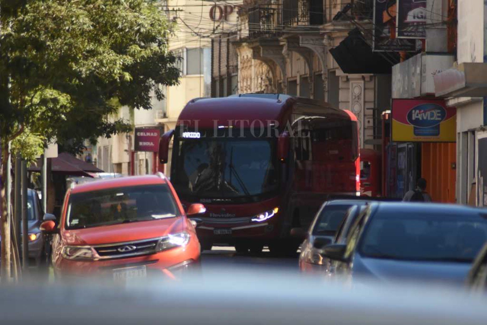 Doblar en 25 de mayo e Hipólito Yrigoyen.  En una calle semi peatonal cada maniobra lleva varios minutos congestionando el tránsito.