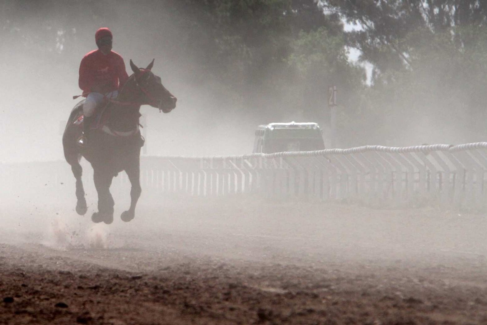Vida cotidiana en el hipódromo de la Flores en la jornada de sábado con buena asistencia de público.