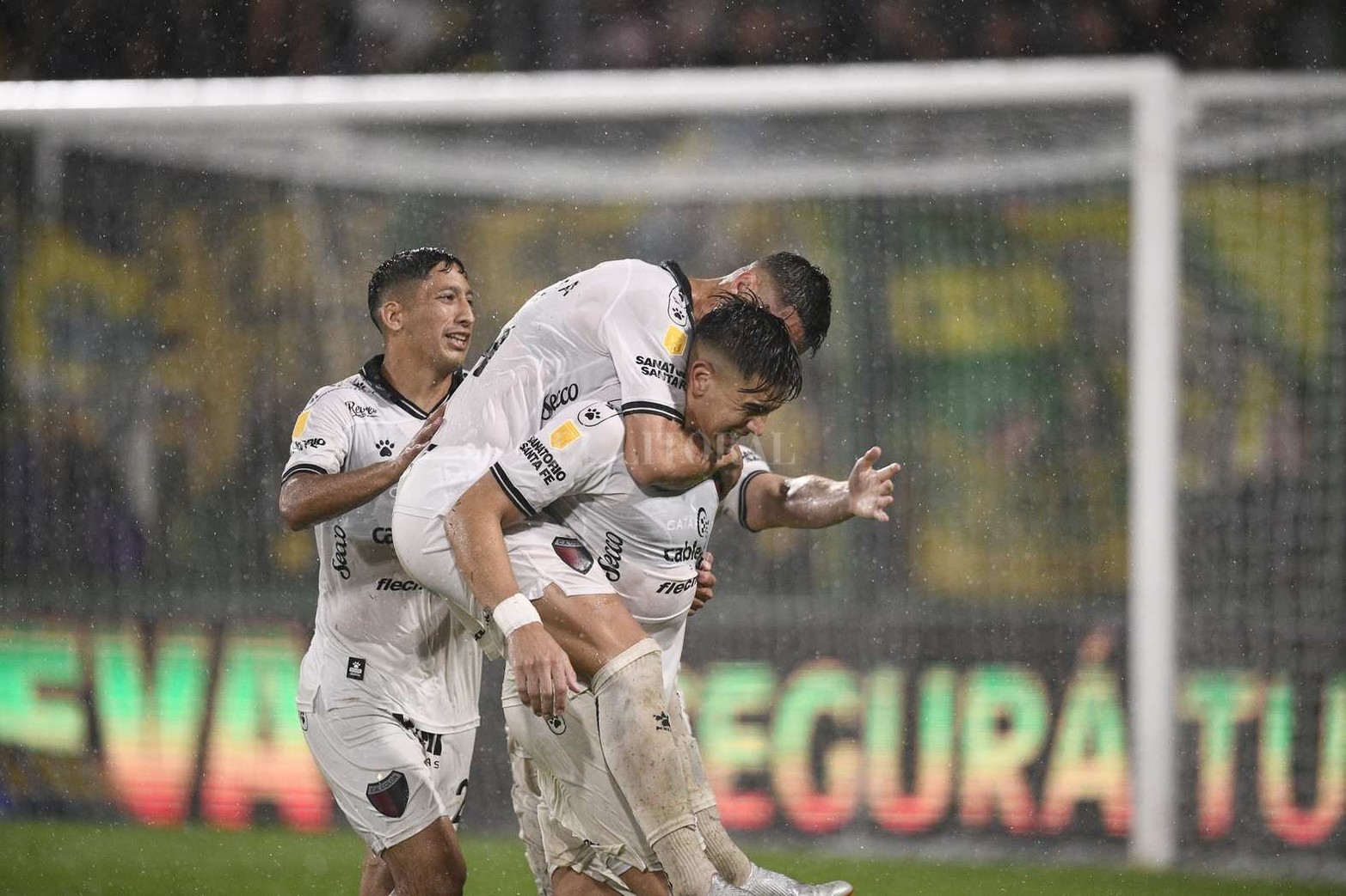 En Buenos Aires, Colón casi le saca el invicto a Defensa y Justicia. Empataron 1 a 1. El partido se jugó bajo la lluvia.