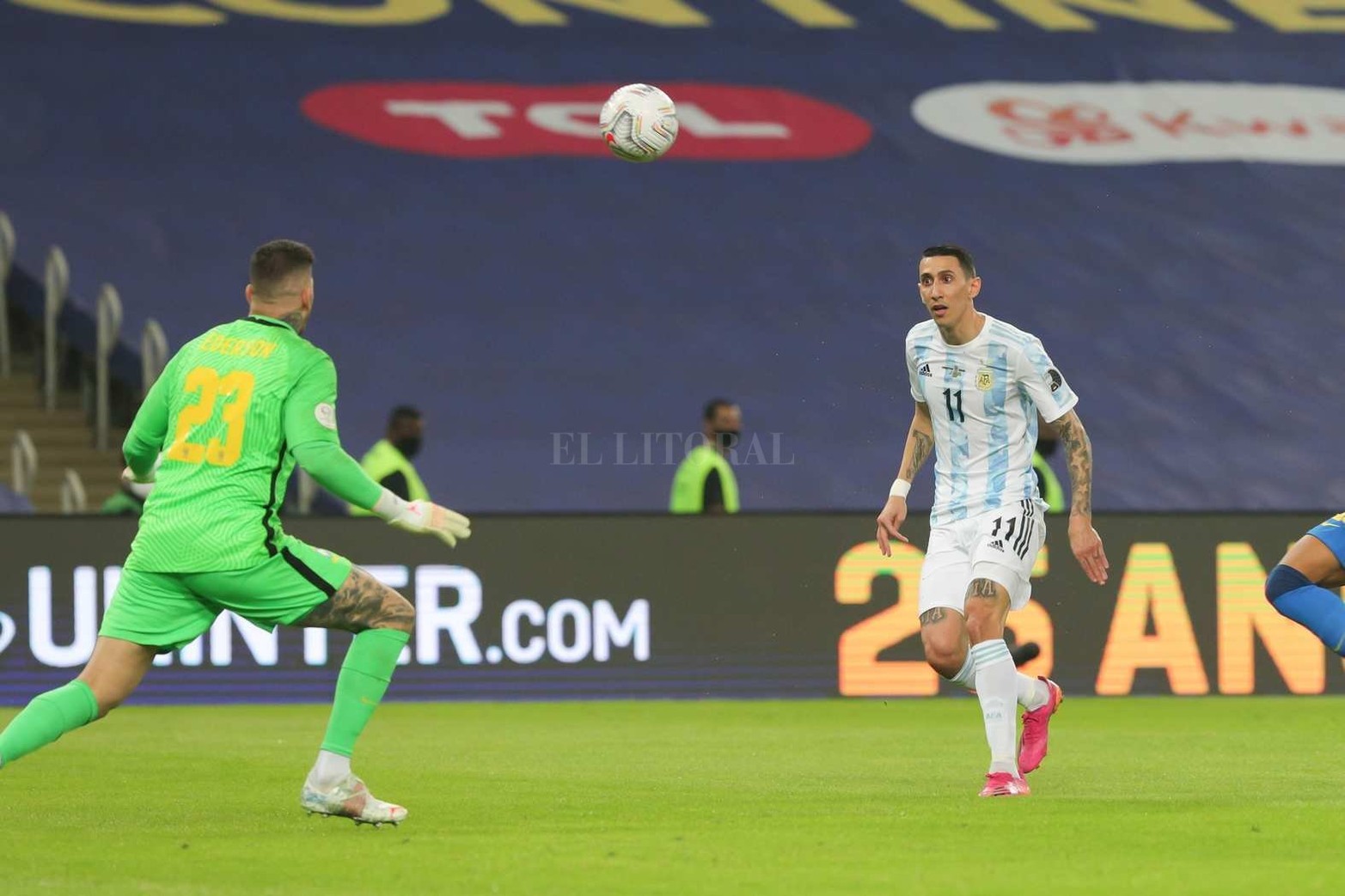 El gol de la final. Di María ya empalmó el pasé de Rodrigo Di Paul. Fue el único gol del partido que le otorgó a Argentina obtener la Copa América después de 28 años.