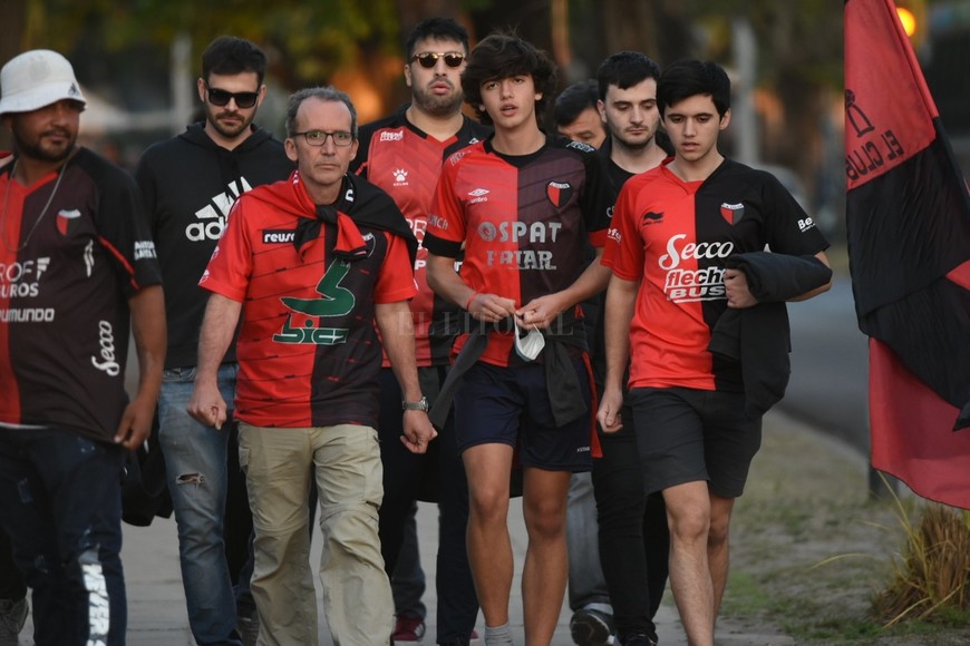 Llegaron los hinchas de Colón al estadio