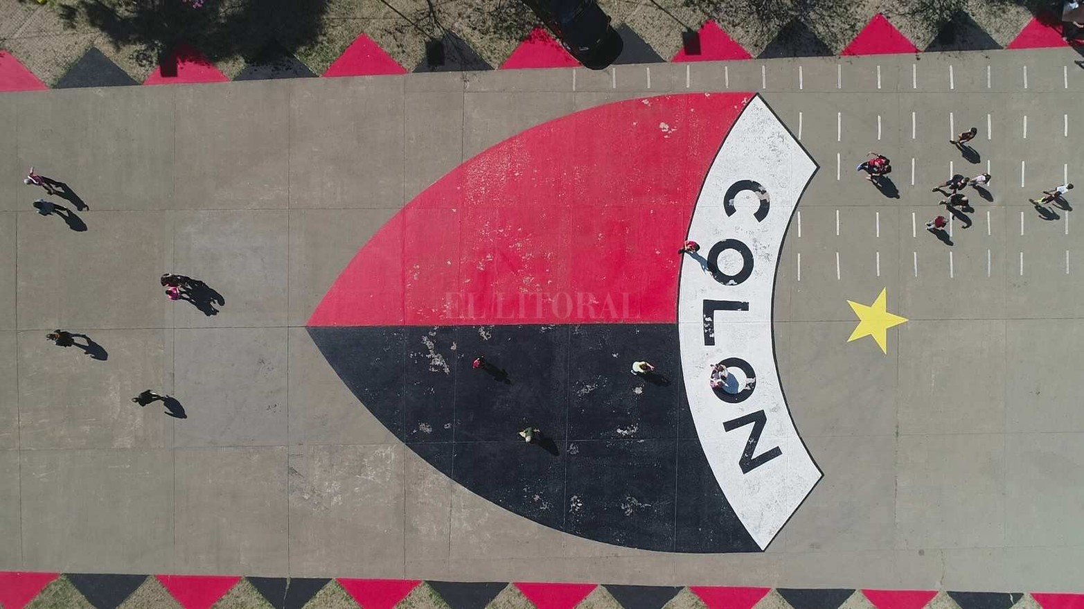 El ingreso principal del estadio de Colón "Brigadier López" luce renovado y con la histórica estrella conquistada el pasado viernes 4 de junio.