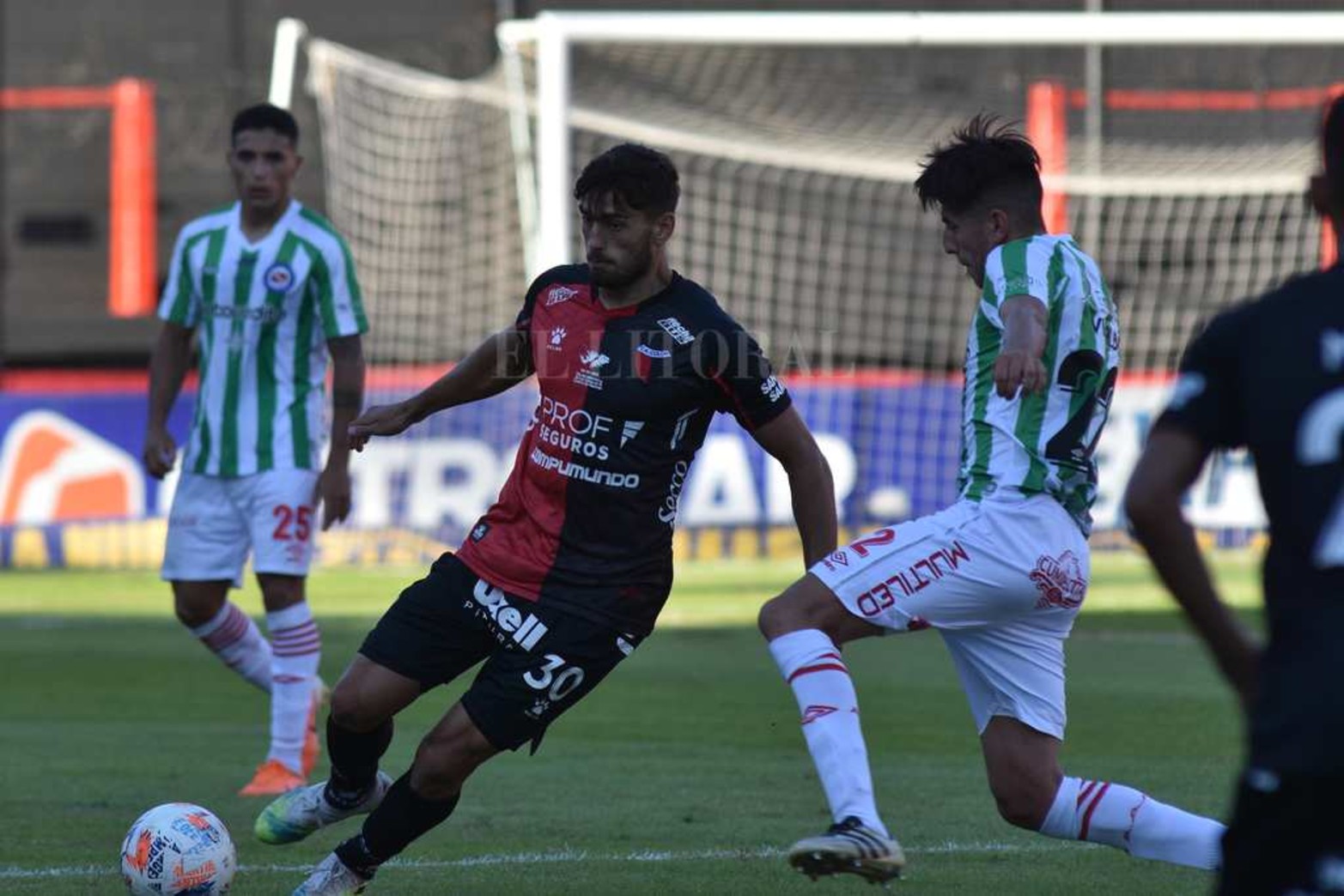 Colón empató 0 a 0 con Argentino y sigue invicto y puntero en el torneo de la liga profesional de fútbol.
