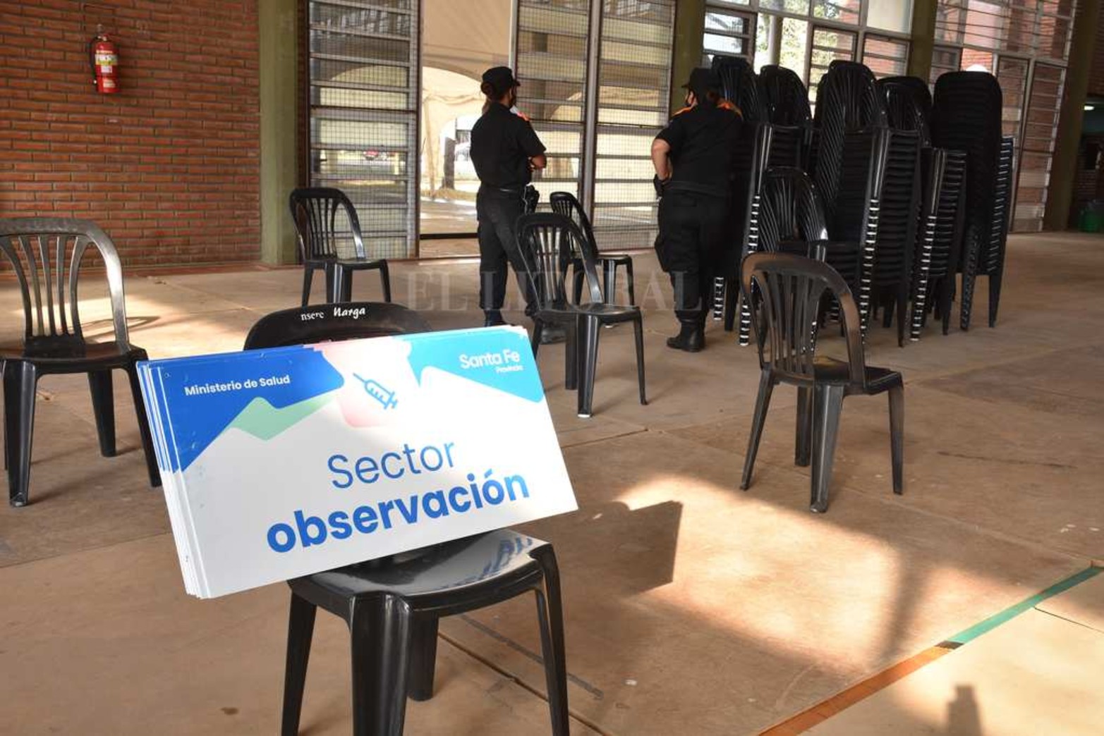El lugar que suele utilizar el Ministerio de Educación para otorgar las titularizaciones docentes, se montó para la vacunación a los docentes. Es el Centro de Educación Física, ubicado en avenida Galicia y Las Heras.