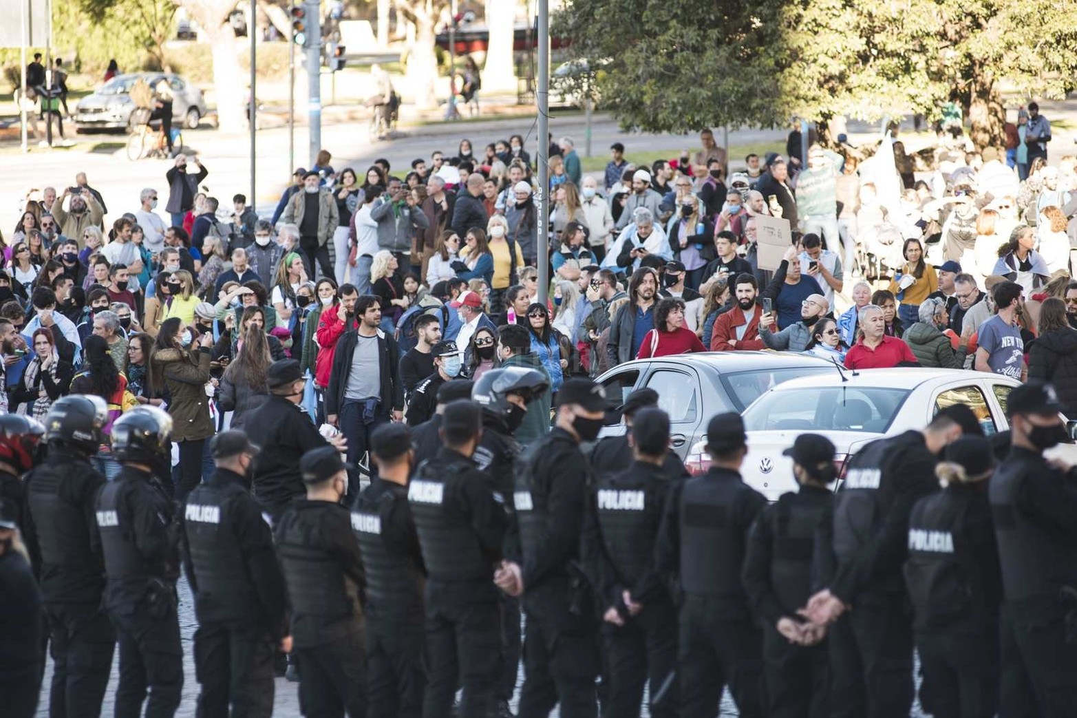 Un grupo numeroso de personas se manifestó en la zona del Monumento en contra de las medidas de aislamiento social que rigen hasta el 30 de junio. La Policía de la Provincia logró despejar la zona y se llevó detenidas a una veintena de personas.