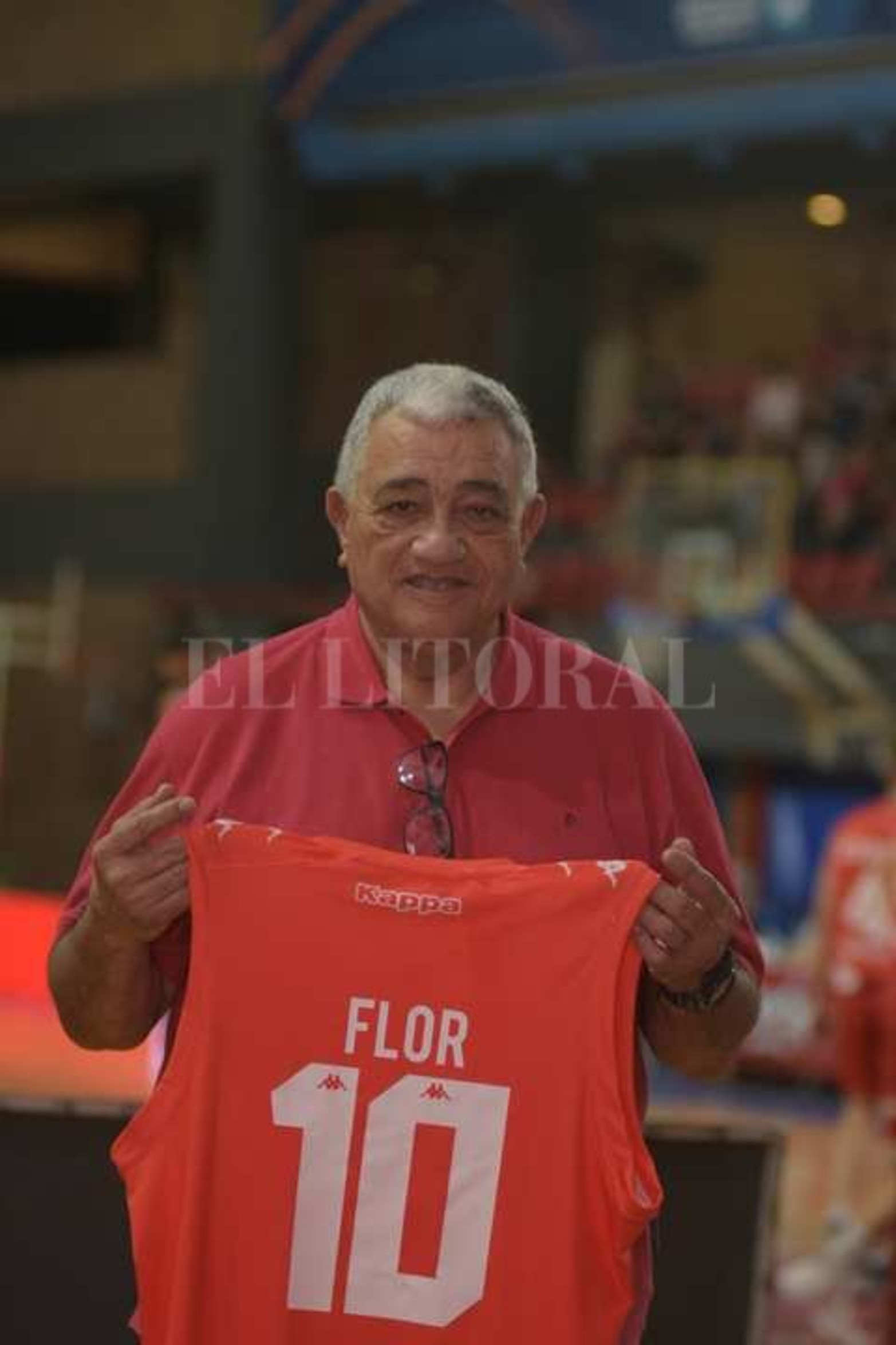 El puertorriqueño Flor Menéndez quien dirigió a Unión en la década 80, estuvo presente anoche en el partido y fue homenajeado por el club.