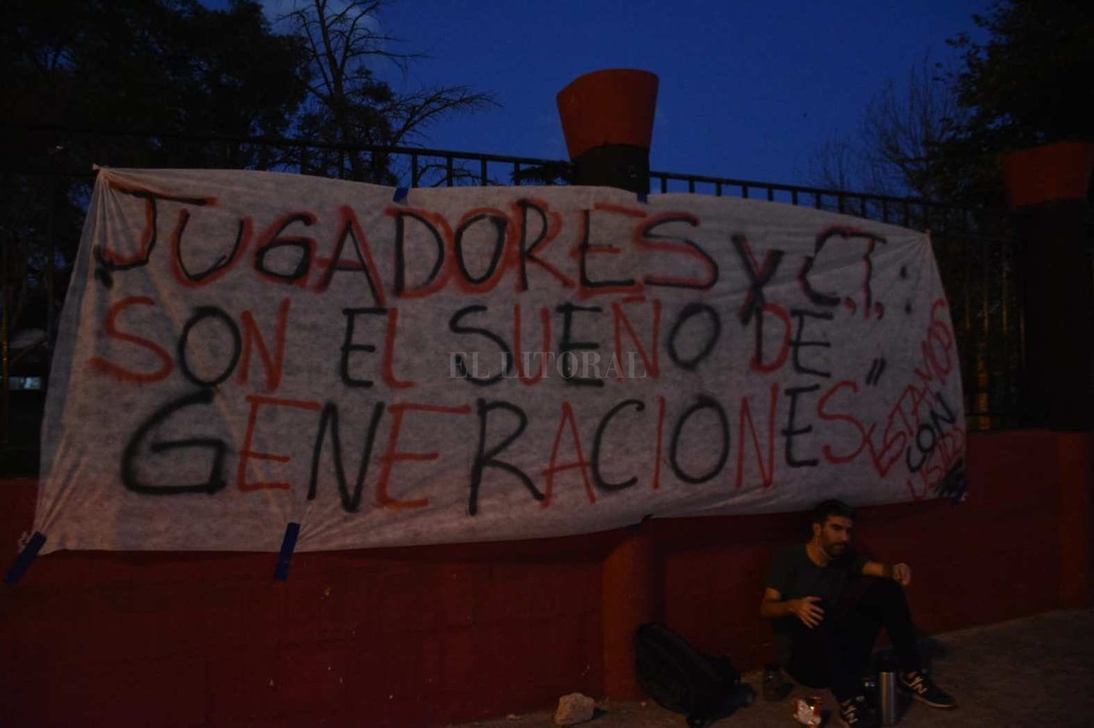 La bandera colgada en la reja del estadio.