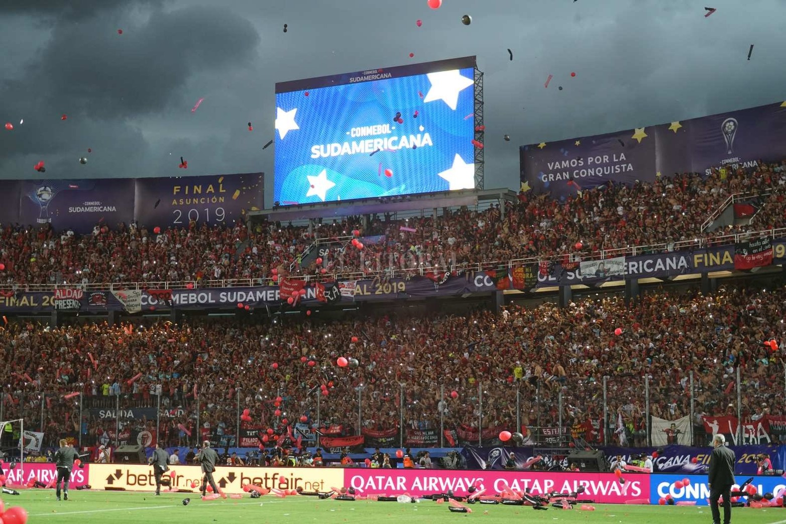 Asunción del Paraguay. Sábado 9 de noviembre de 2019. Primera final organizada por la Conmebol con partido único. Colón logró una movilización histórica a otro país: 40.000 personas. Aquella final perdió 3 a 1 con Independiente del Valle de Ecuador.