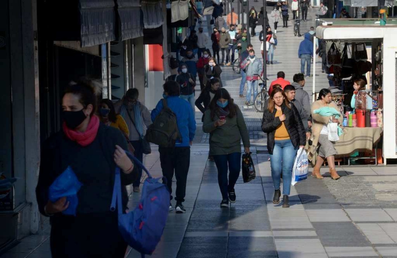 La Peatonal con subida y bajada. El centro comercial sigue abierto. Se suspendieron reuniones familiares, salidas recreativas y bares.