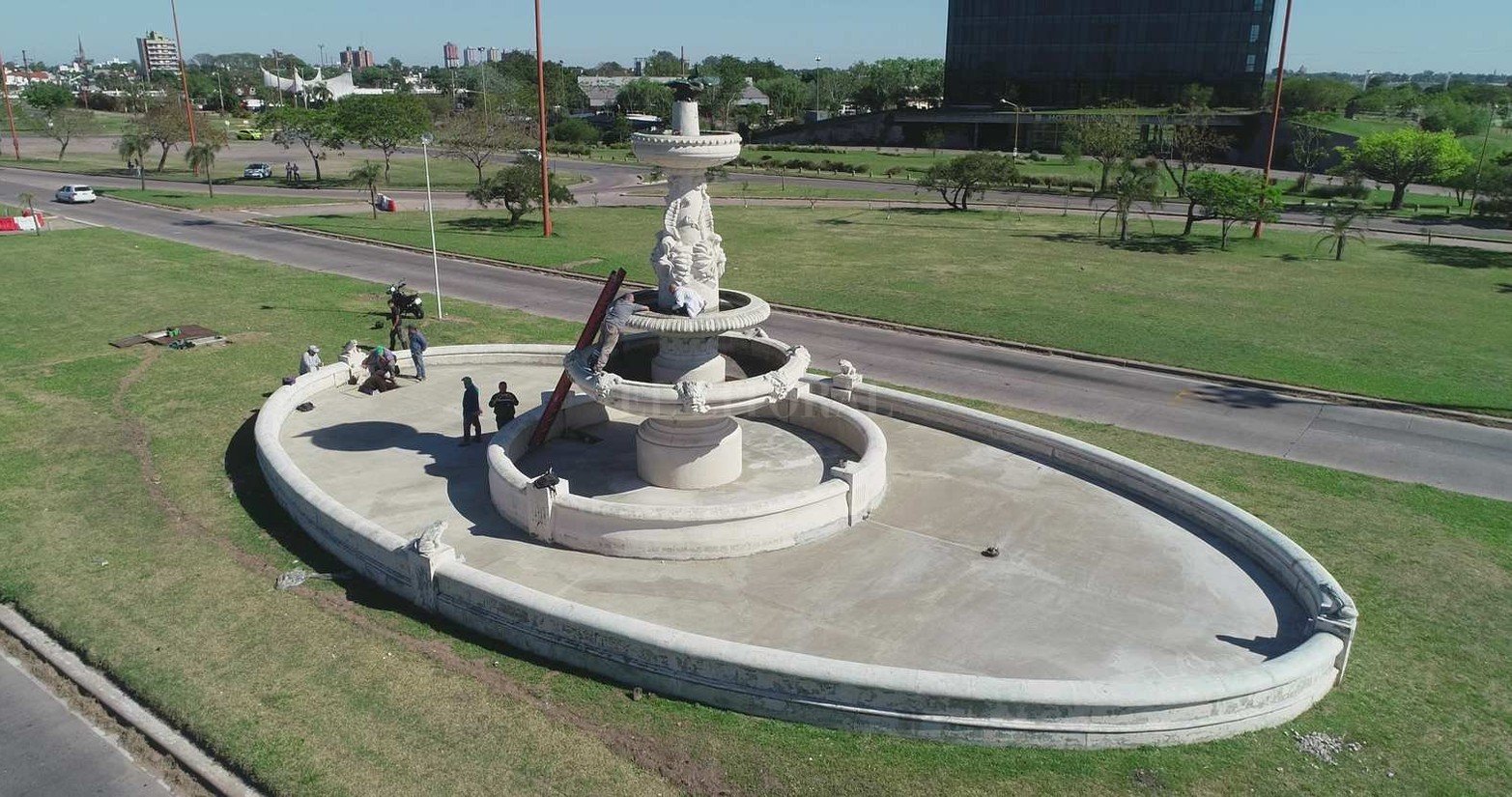 Escultura con historia. La Fuente de la Cordialidad vuelve a lucir sus mejores galas como la puerta de entrada a Santa Fe. Fue restaurada por Eduardo Gómez en un trabajo encargado por el municipio.