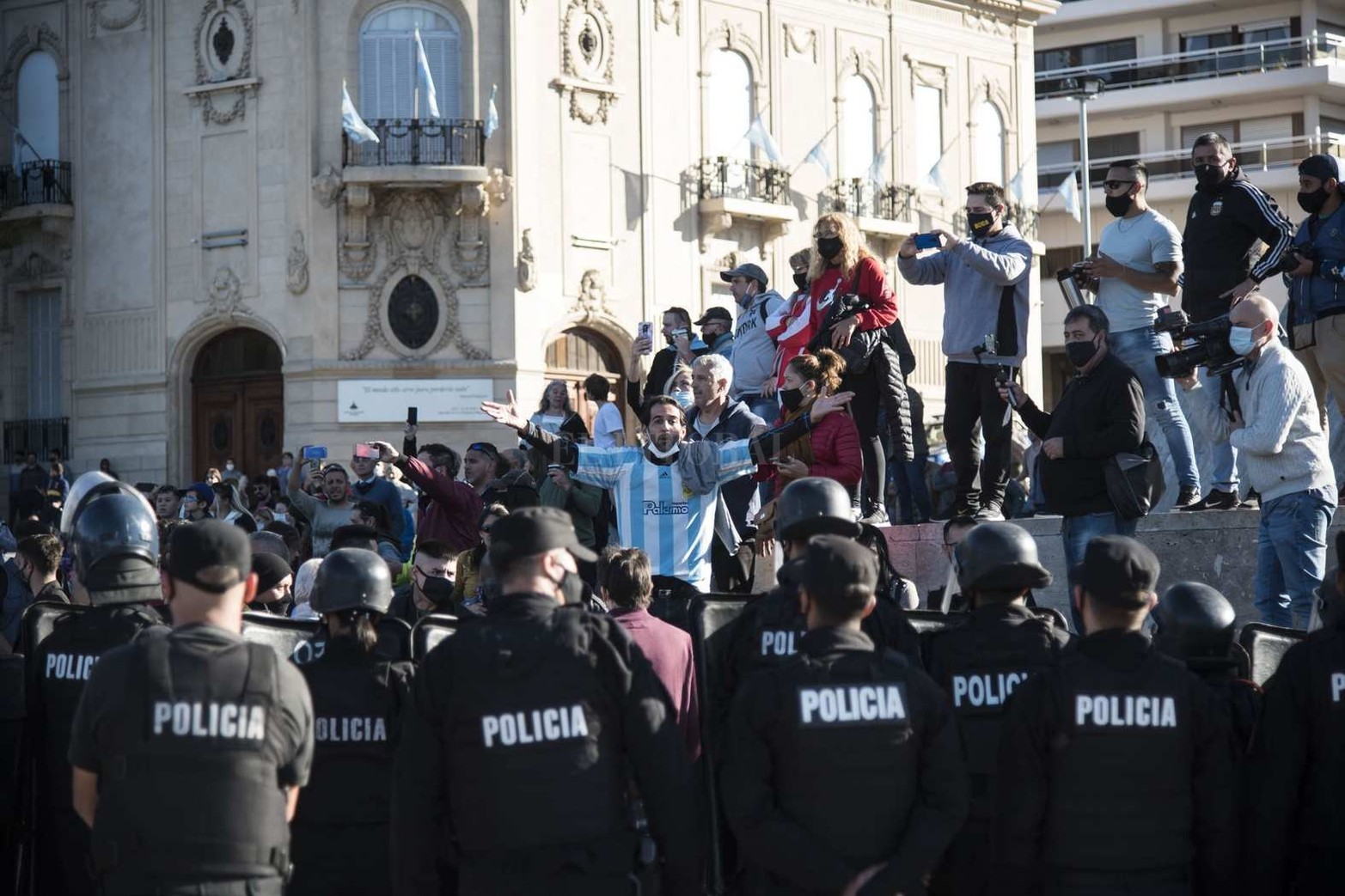 Un grupo numeroso de personas se manifestó en la zona del Monumento en contra de las medidas de aislamiento social que rigen hasta el 30 de junio. La Policía de la Provincia logró despejar la zona y se llevó detenidas a una veintena de personas.