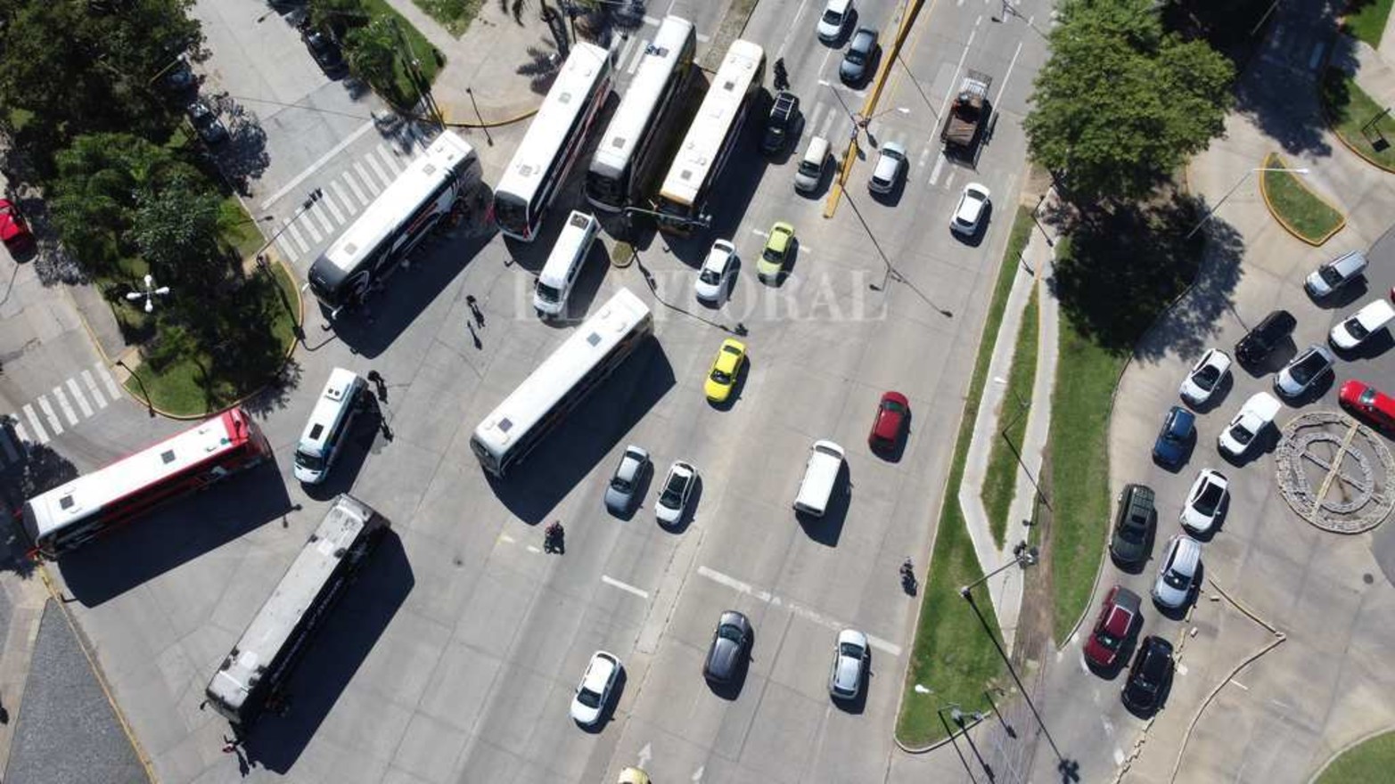 Desde el drone de El Litoral la vista aérea muestra avenida Alem y Belgrano.