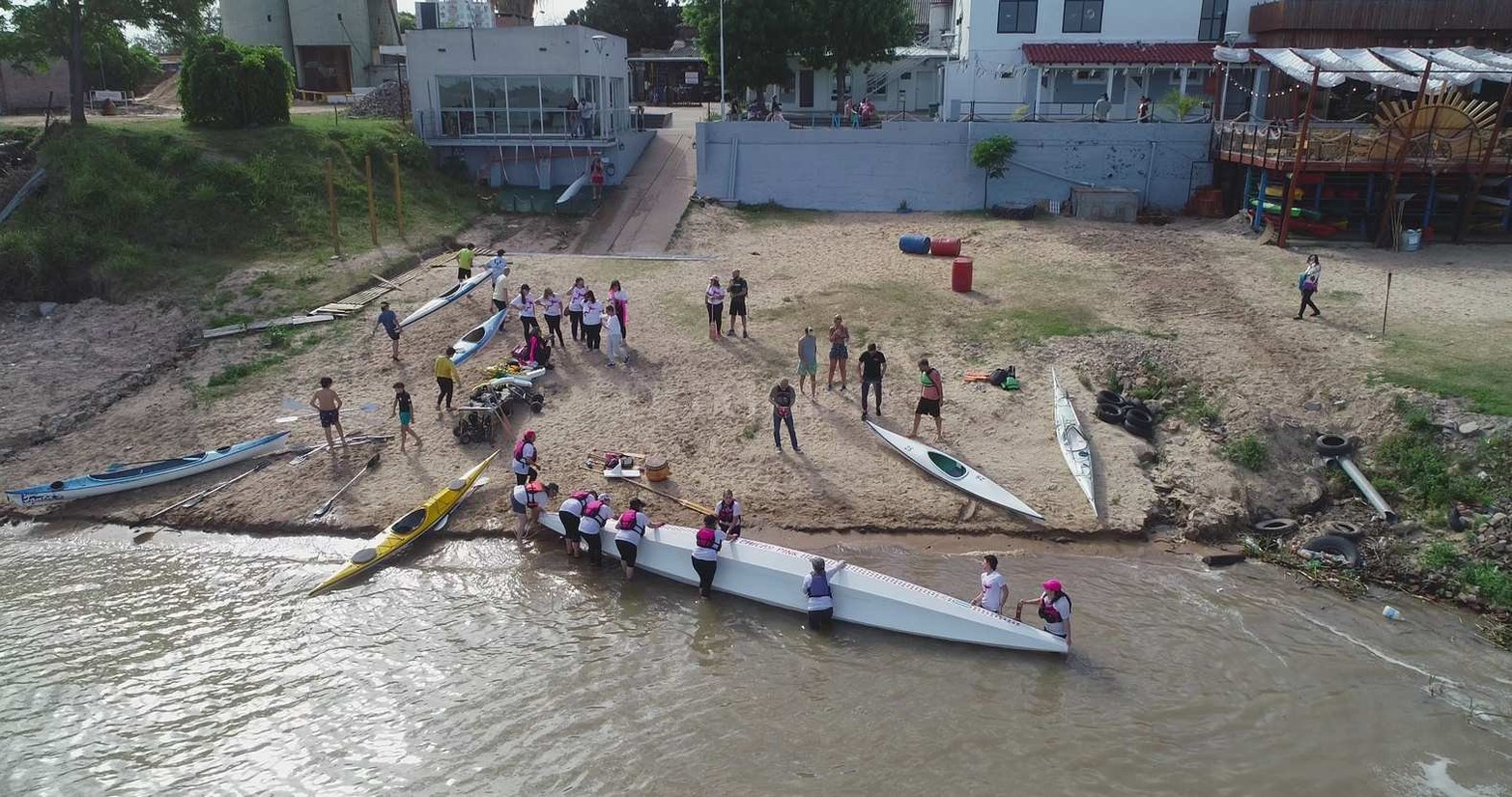 Las chicas Pink cumplieron el sueño de tener su imponente góndola china. Son sobrevivientes de cáncer de mama.