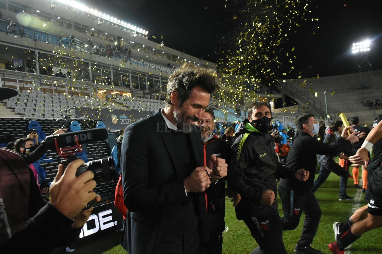 El final. El árbitro Néstor Pitana finaliza el partido y así lo vive Eduardo Domínguez.