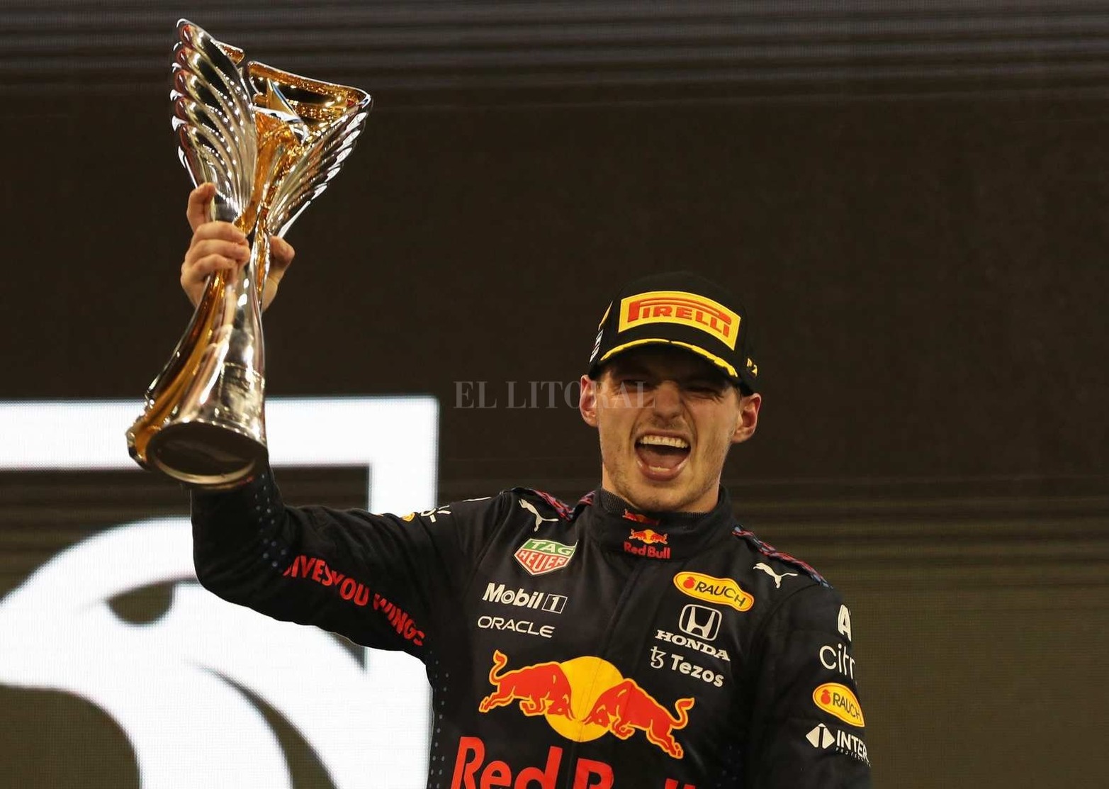 El neerlandés Max Verstappen (Red Bull) se consagró como nuevo campeón de la Fórmula 1, al imponerse sobre el británico Lewis Hamilton (Mercedes) en la última vuelta del Gran Premio de Abu Dhabi.