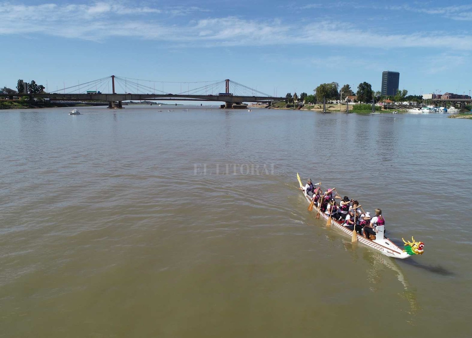 Por el día internacional de la lucha contra el cáncer. Un dragón con 25 rosas a bordo rema contra el cáncer en la laguna Setúbal. Las Chicas Pink, sobrevivientes al cáncer de mama, cumplieron su sueño de tener su imponente góndola china. La disciplina ayuda a evitar la enfermedad y a tomar consciencia sobre su prevención. Ayer se realizó la ceremonia de botadura.