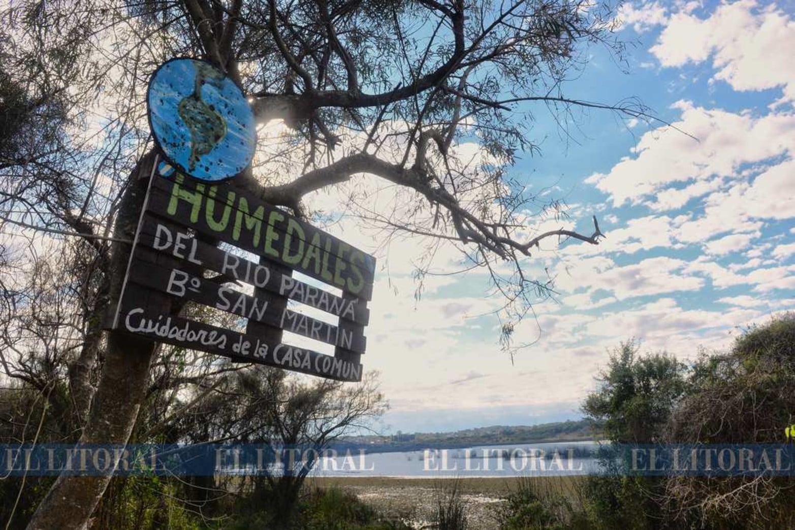 Cuidadores de la Casa Común, de la Fundación Eco Urbano, son quienes abren camino a machete por la isla e invitan al Estado a preservar el lugar.
