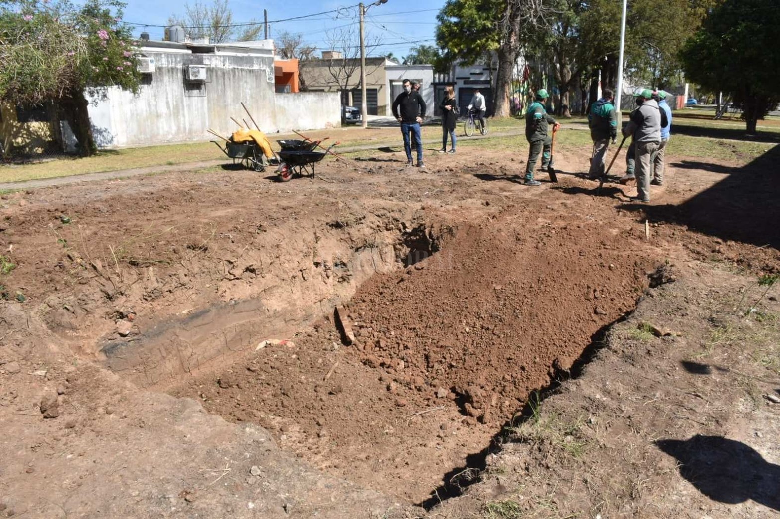 En la zona de Pedro de Vega al 1300, a metros del corredor verde que une el Puente Negro con General Paz, un vecino comenzó la excavación para colocar una pileta. La municipalidad tomó intervención.
