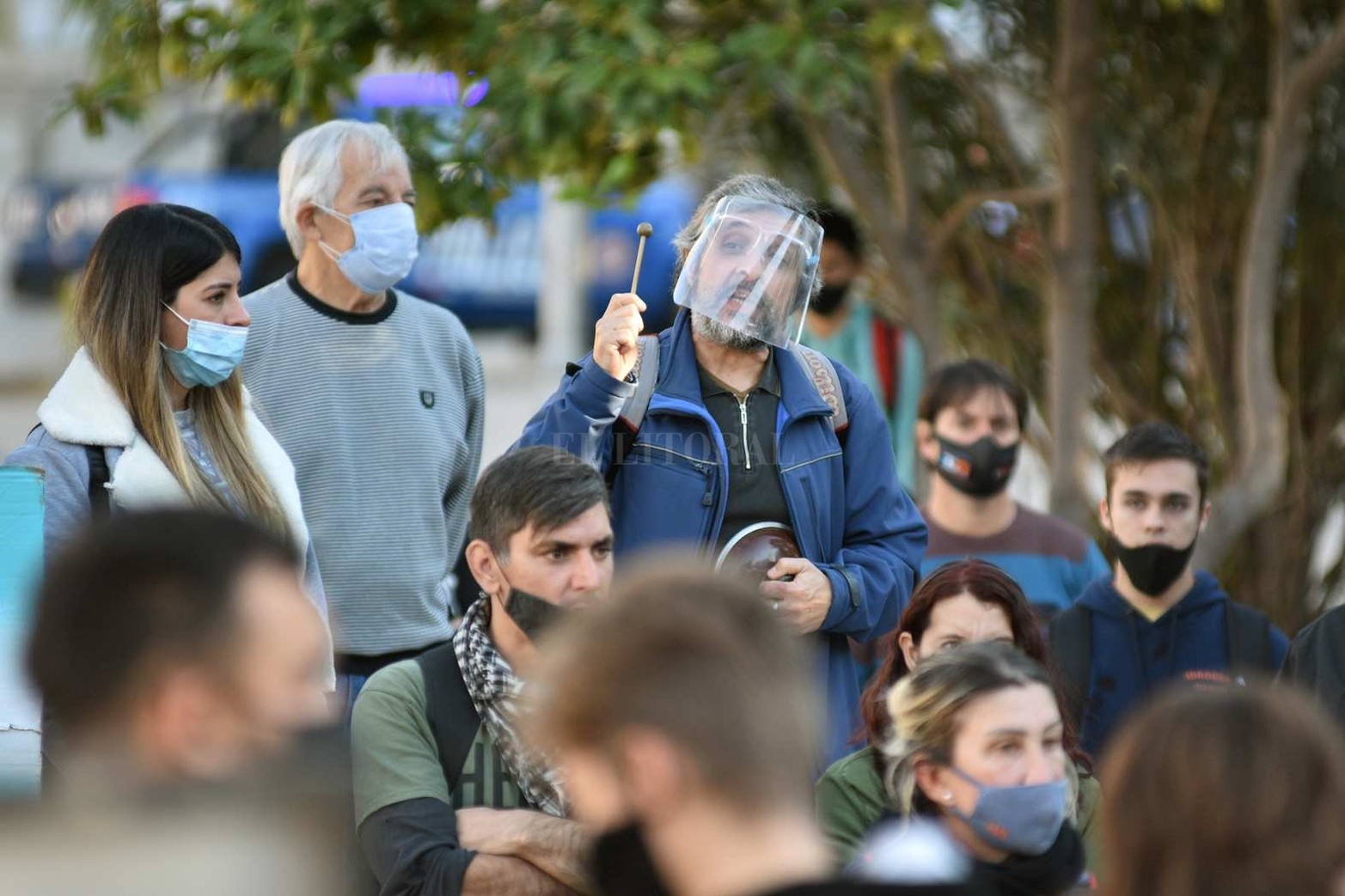 Comerciantes, gastronómicos y propietarios de gimnasios de la ciudad de Santa Fe se dieron cita frente a la Casa de Gobierno para protestar contra el nuevo cierre de actividades por el incremento de casos de coronavirus en la región.