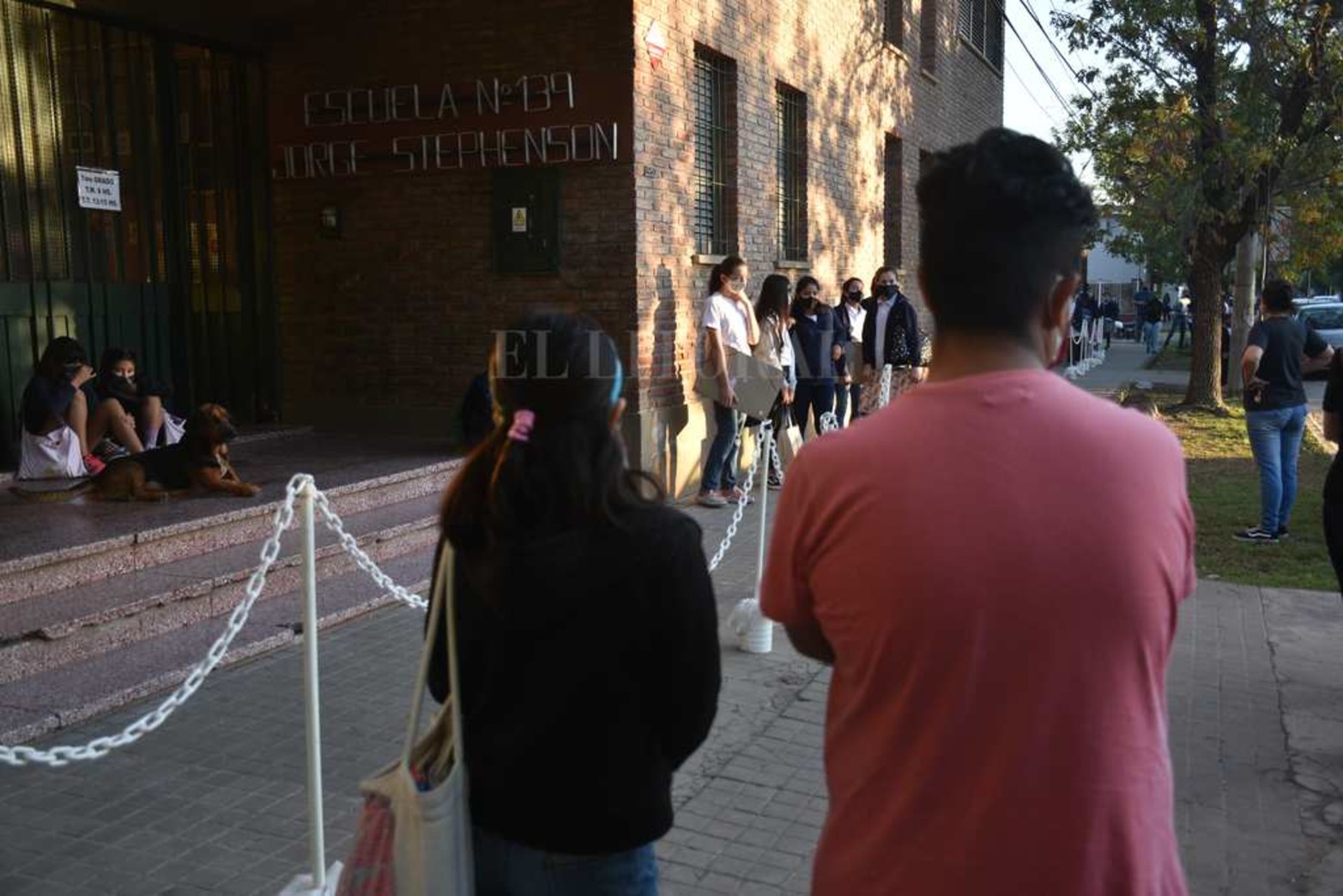 Protocolo y burbuja; burbuja y protocolo, son los conceptos que atraviesan la actividad educativa en este primer tramo de 2021 y su cumplimiento permite sostener las aulas abiertas. Como el barbijo que se incorporó a la indumentaria escolar y se usa en todo momento.