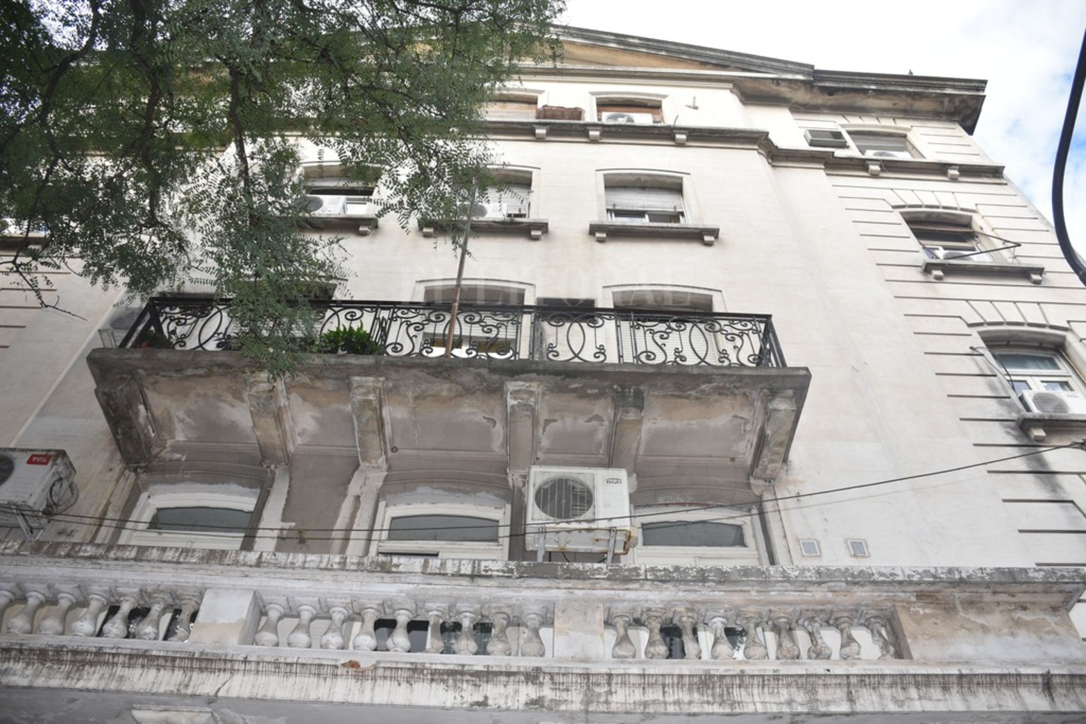 250 personas trabajan diariamente en el efector de salud. Su mal estado tiene varios años de reclamo. Diario El Litoral, también advirtió del penoso estado edilicio en 2017.
