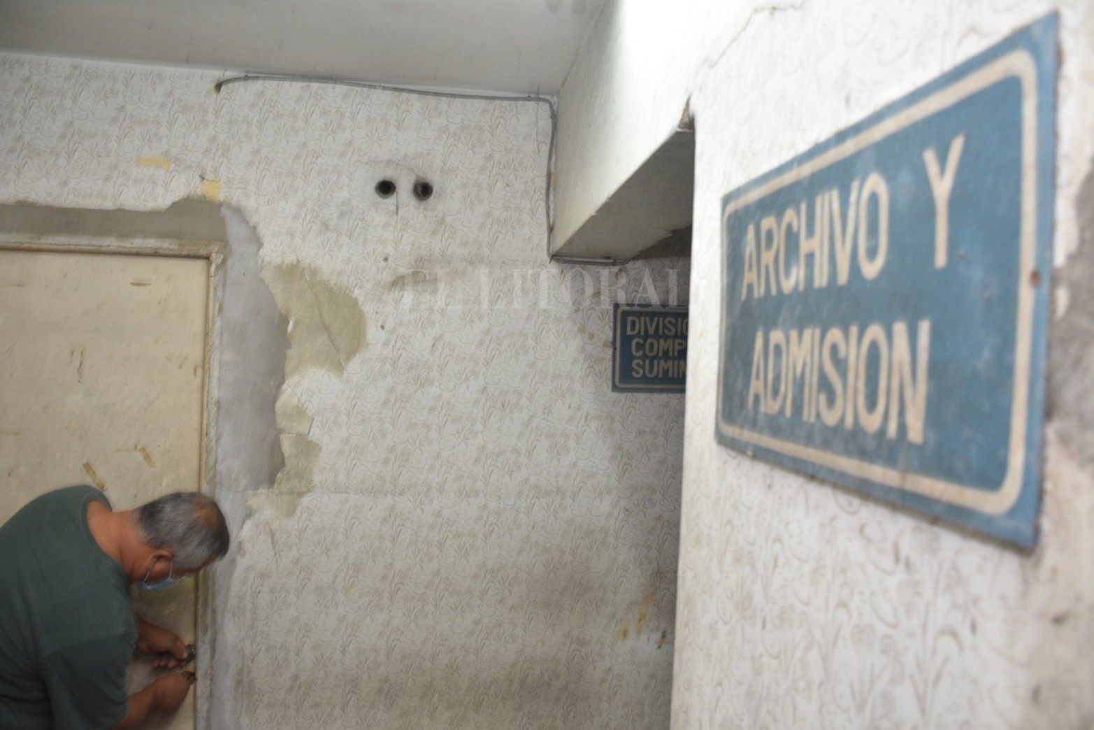 250 personas trabajan diariamente en el efector de salud. Su mal estado tiene varios años de reclamo. Diario El Litoral, también advirtió del penoso estado edilicio en 2017.