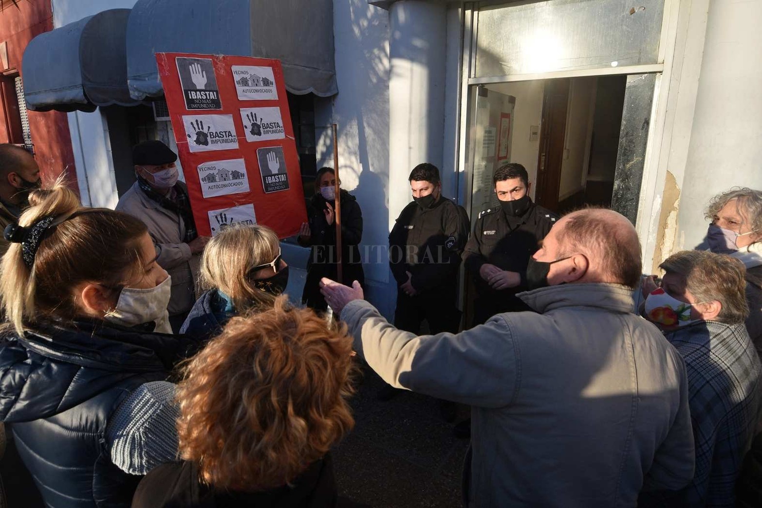 Vecinos de barrio Guadalupe protestaron este martes ante la seccional octava, reclamando por hechos de inseguridad que ocurren con mucha frecuencia en la zona.