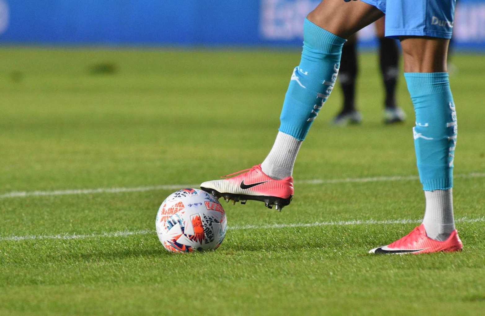 Tapones altos del arquero de Unión Sebastián Moyano. El césped del estadio Brigadier López estaba muy humedo.