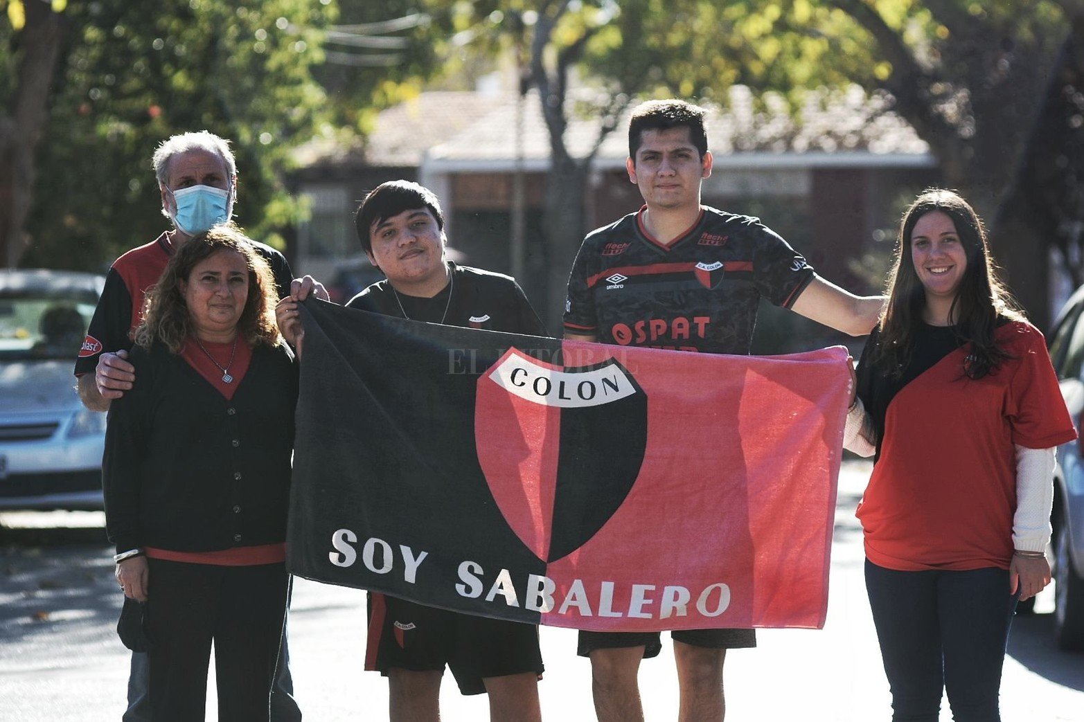 Los Aloy son una familia sanjuanina muy especial, todos son hinchas fanáticos del "sabalero". Jorge, el papá, es oriundo de Santo Tomé. En Santa Fe conoció a Claudia y juntos viven en San Juan desde hace 27 años. Sus hijos Santiago y Andrés, junto a Agustina (novia de Andrés), también son de Colón.