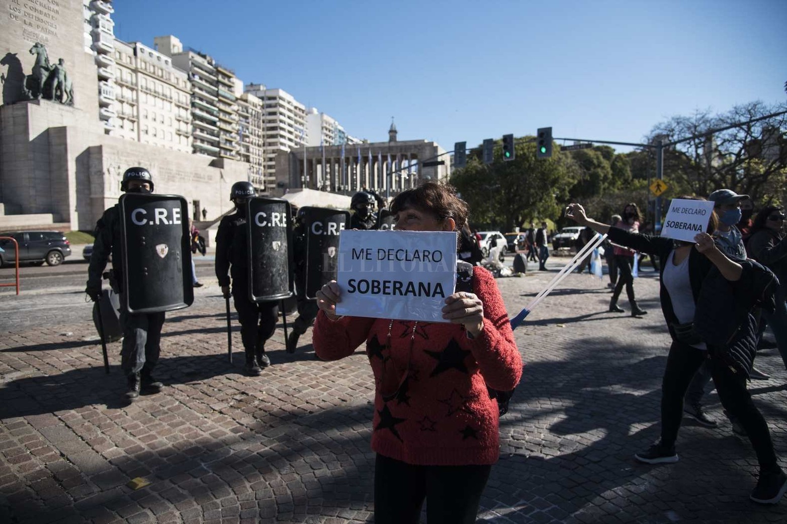 Un grupo numeroso de personas se manifestó en la zona del Monumento en contra de las medidas de aislamiento social que rigen hasta el 30 de junio. La Policía de la Provincia logró despejar la zona y se llevó detenidas a una veintena de personas.