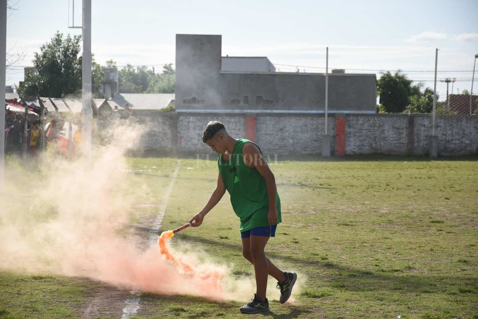 Fútbol Liga_Incidencias y color de los partidos disputados en canchas de Banco y Las Flores II 
entre los locales y  Belgrano de Coronda y Alto Verde respectivamente .