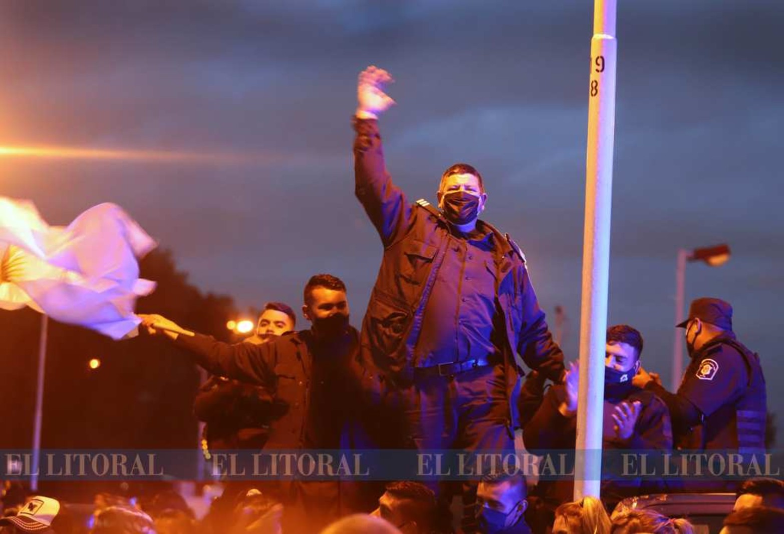 La policía de la provincia de Buenos Aires reclama aumento de sueldo. Al ser una institución sin representación gremial, usaron los propios móviles oficiales para llevar adelante la protesta.