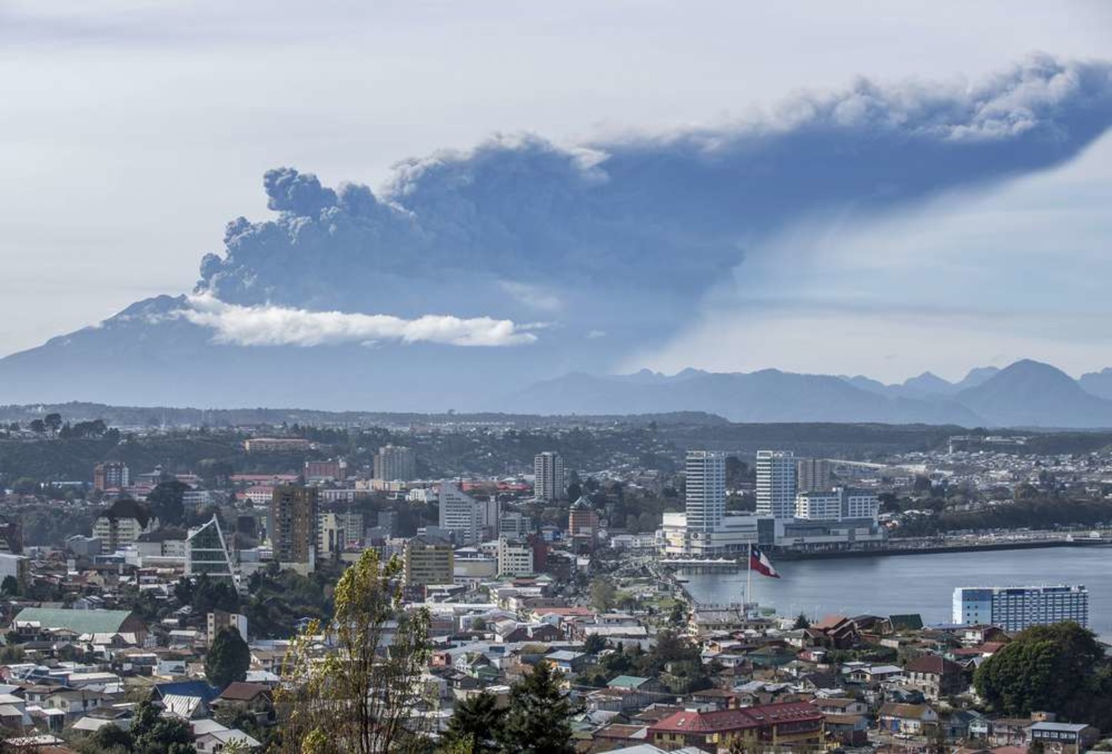 El volcán chileno Calbuco entró por tercera vez en erupción