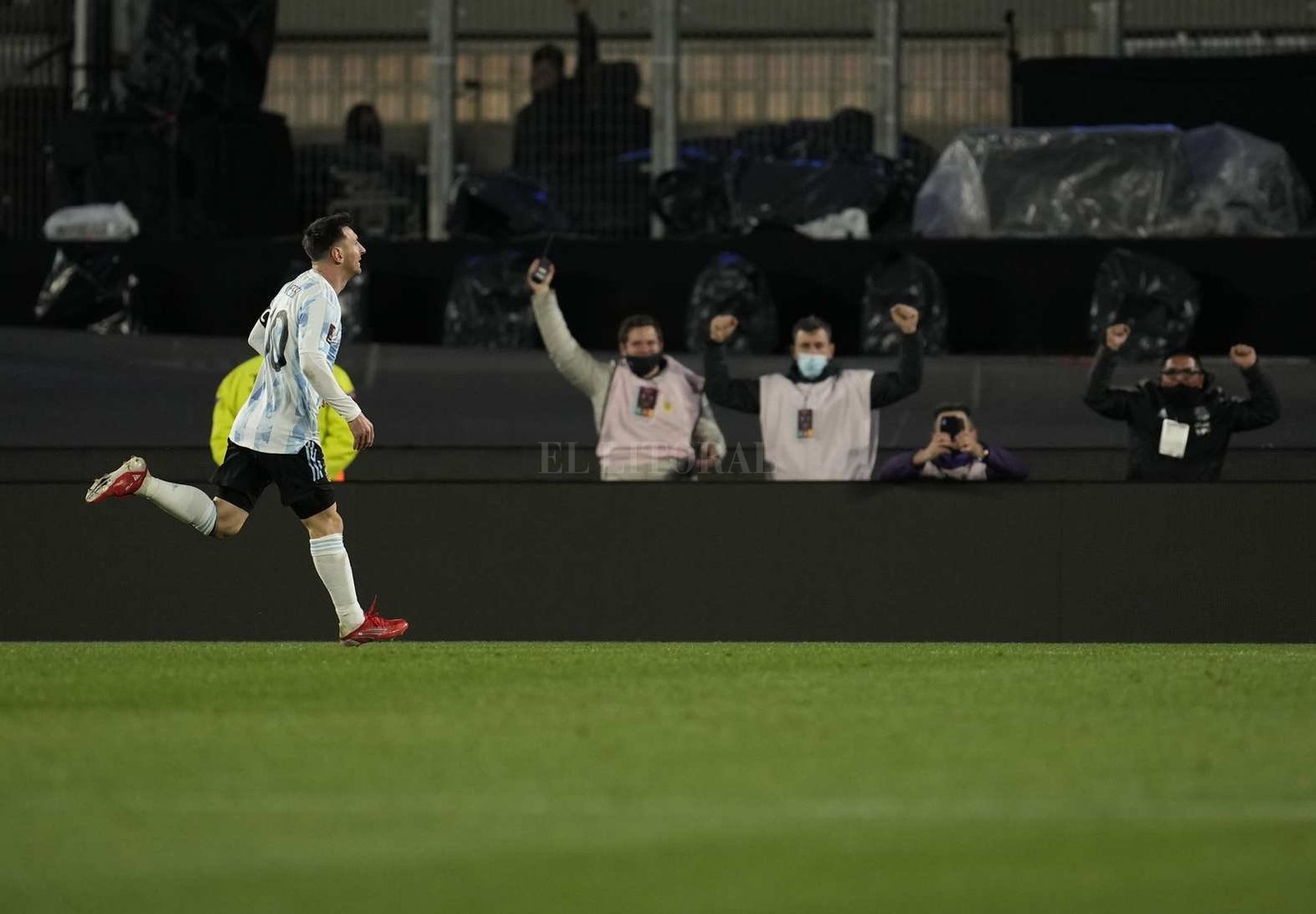Con Messi como figura Argentina goleó a Bolivia 3 a 0 en el estadio Monumental, que contó con el regreso del público a las tribunas. Todos los goles fueron convertidos por el "10".
