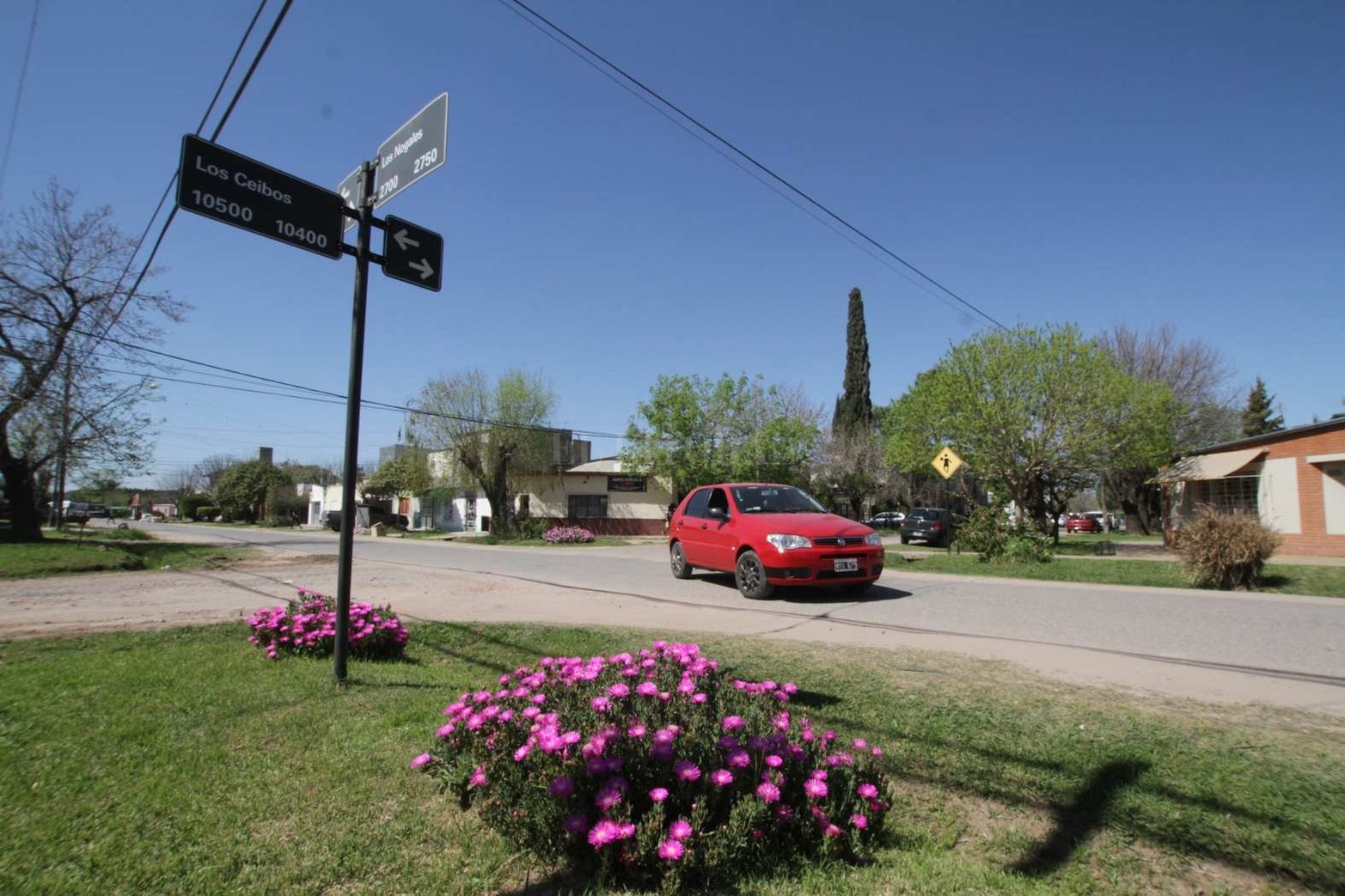 Altos del Valle es uno de los barrios que traza el límite norte de la ciudad con la localidad de Ángel Gallardo. También es el barrio que tiene como particularidad que, de norte a sur, sus calles llevan nombre de flores y, de este a oeste, de árboles.