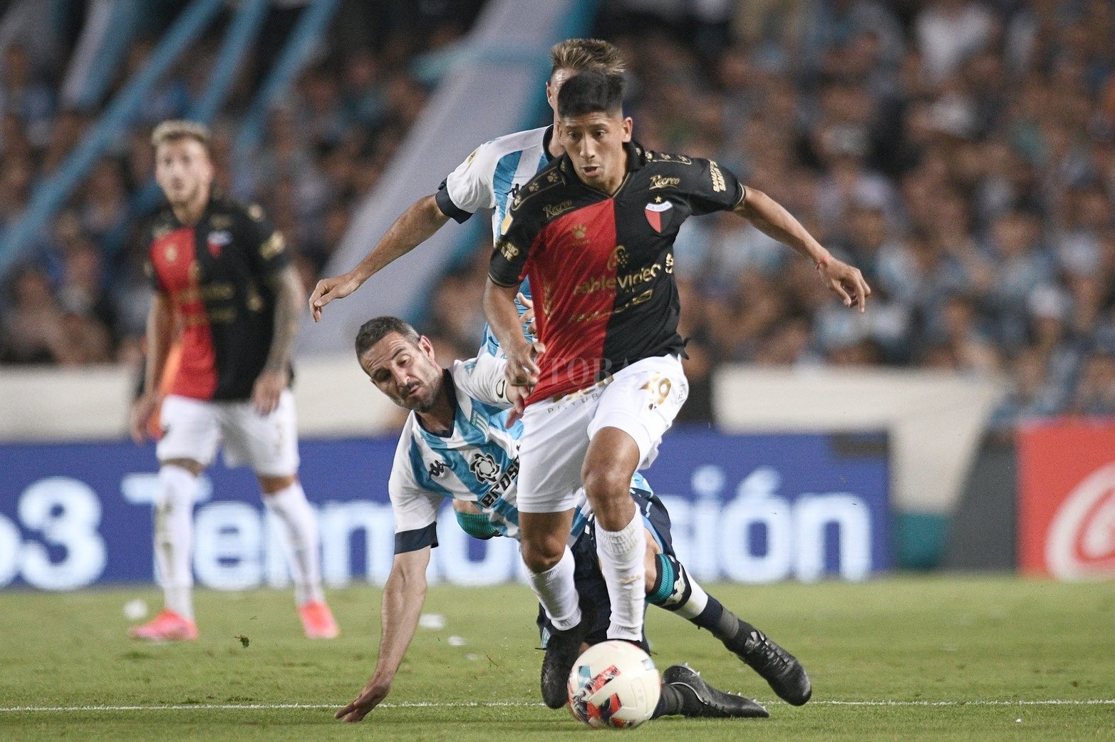 Con goles de Ferreira y Beltrán, Colón se lo dio vuelta a Racing y lo venció 2 a 1 en Avellaneda.
