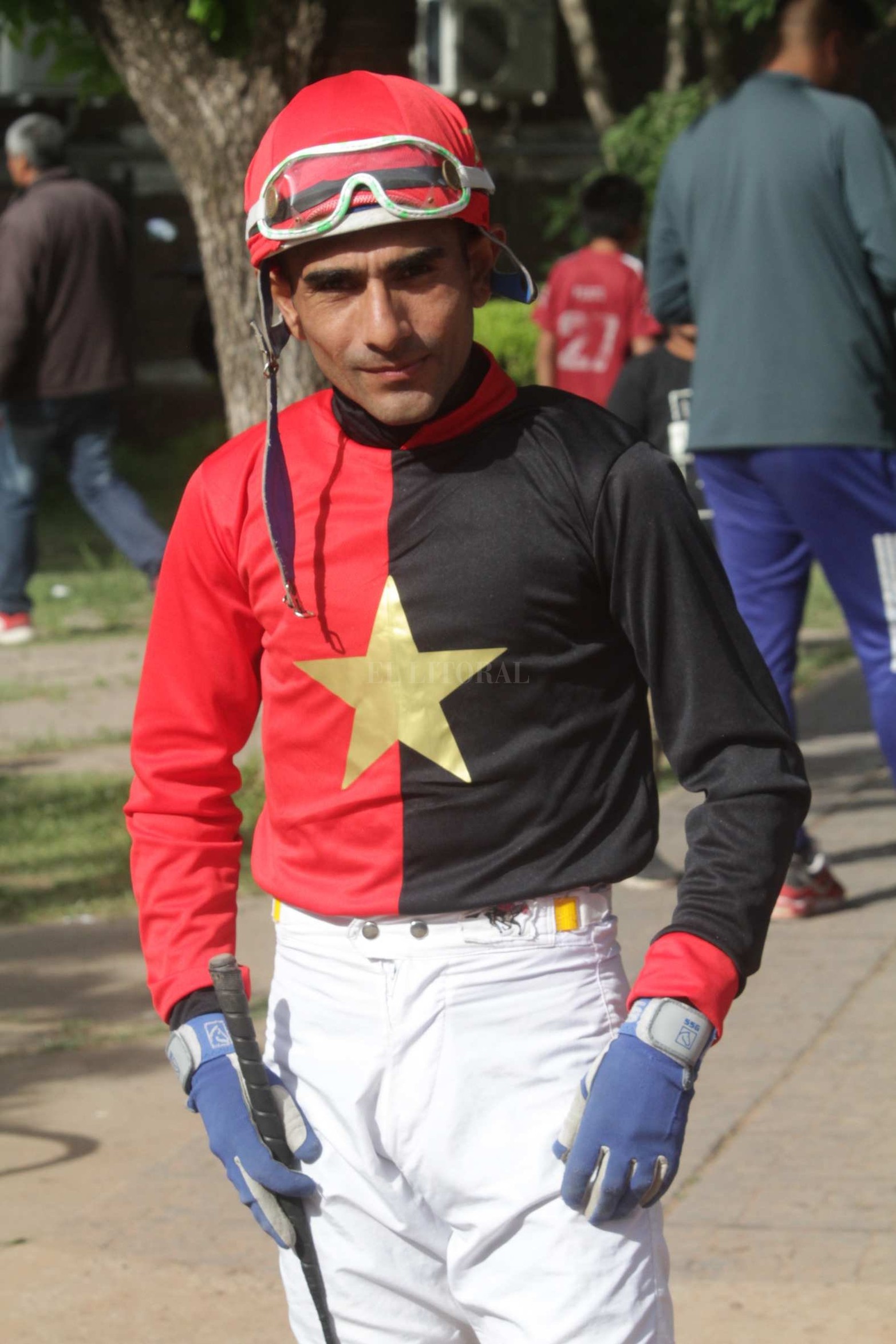 Vida cotidiana en el hipódromo de la Flores en la jornada de sábado con buena asistencia de público.