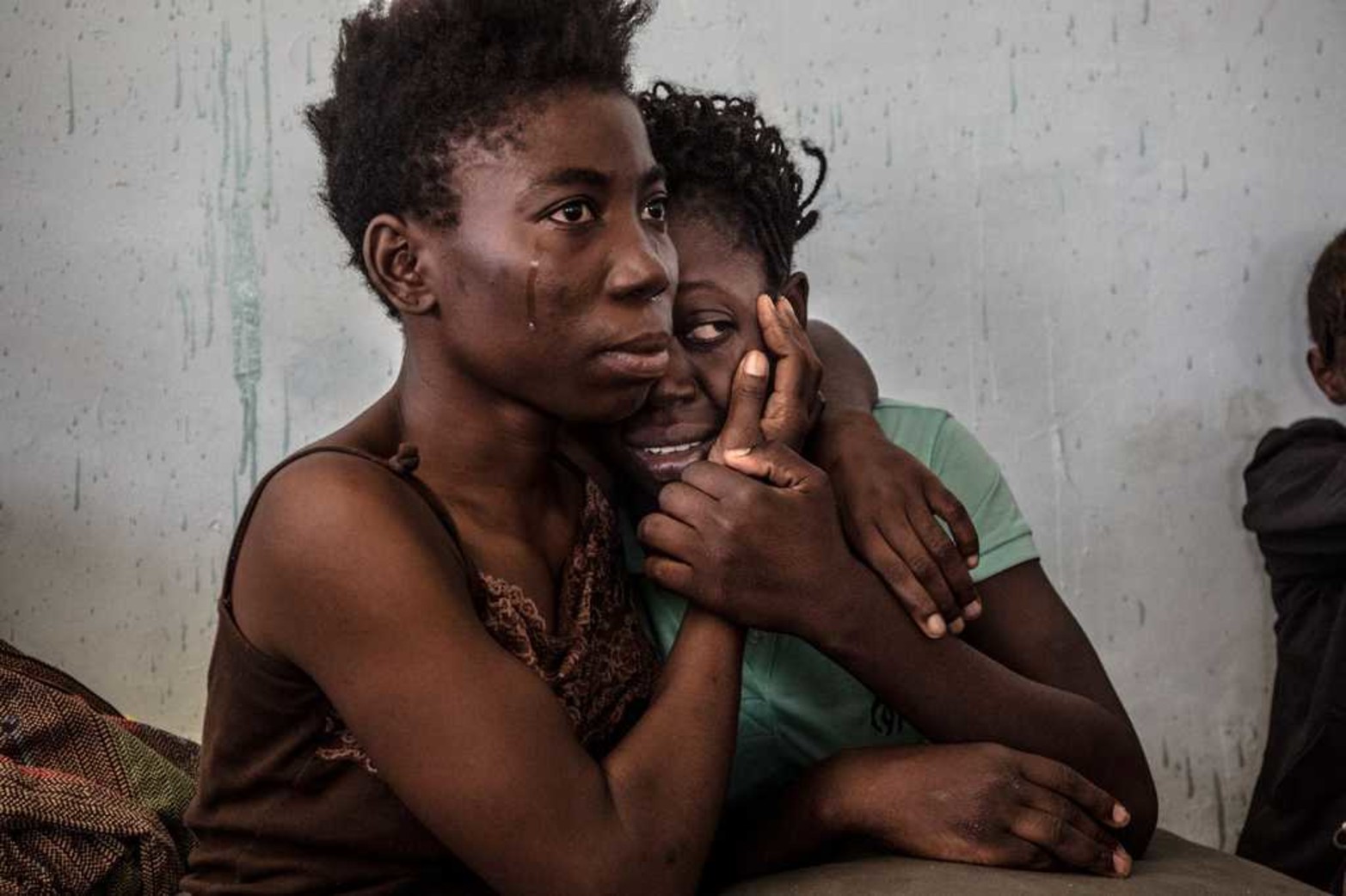 Dos refugiados nigerianos en un centro de detención en Surman, Libia, el 17/08/2016. La fotografía de Daniel Etter obtuvo el tercer premio de Temas Contemporáneos.