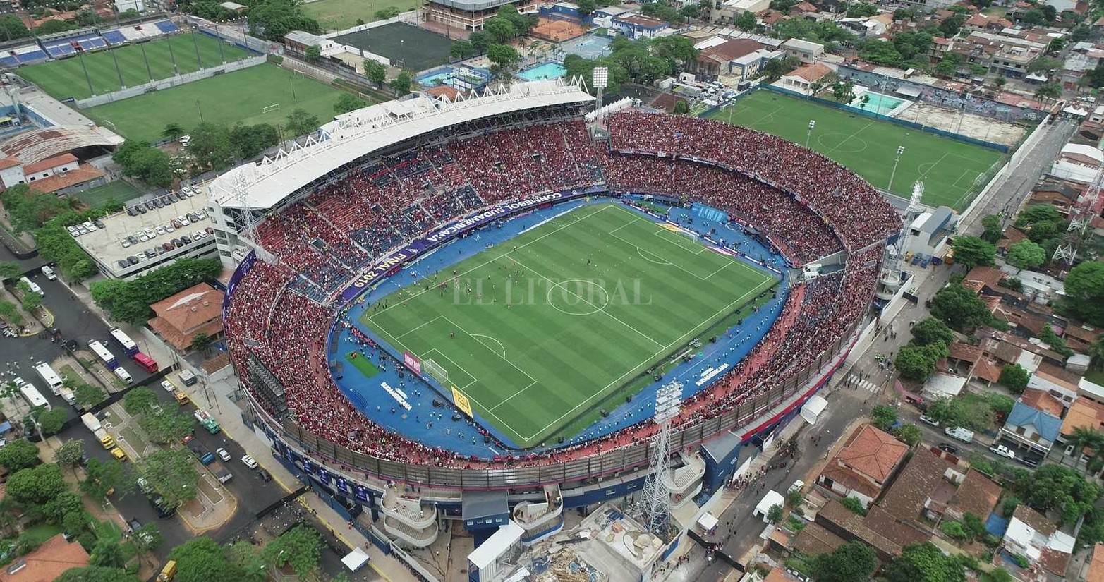 Asunción del Paraguay. Sábado 9 de noviembre de 2019. Primera final organizada por la Conmebol con partido único. Colón logró una movilización histórica a otro país: 40.000 personas. Aquella final perdió 3 a 1 con Independiente del Valle de Ecuador.