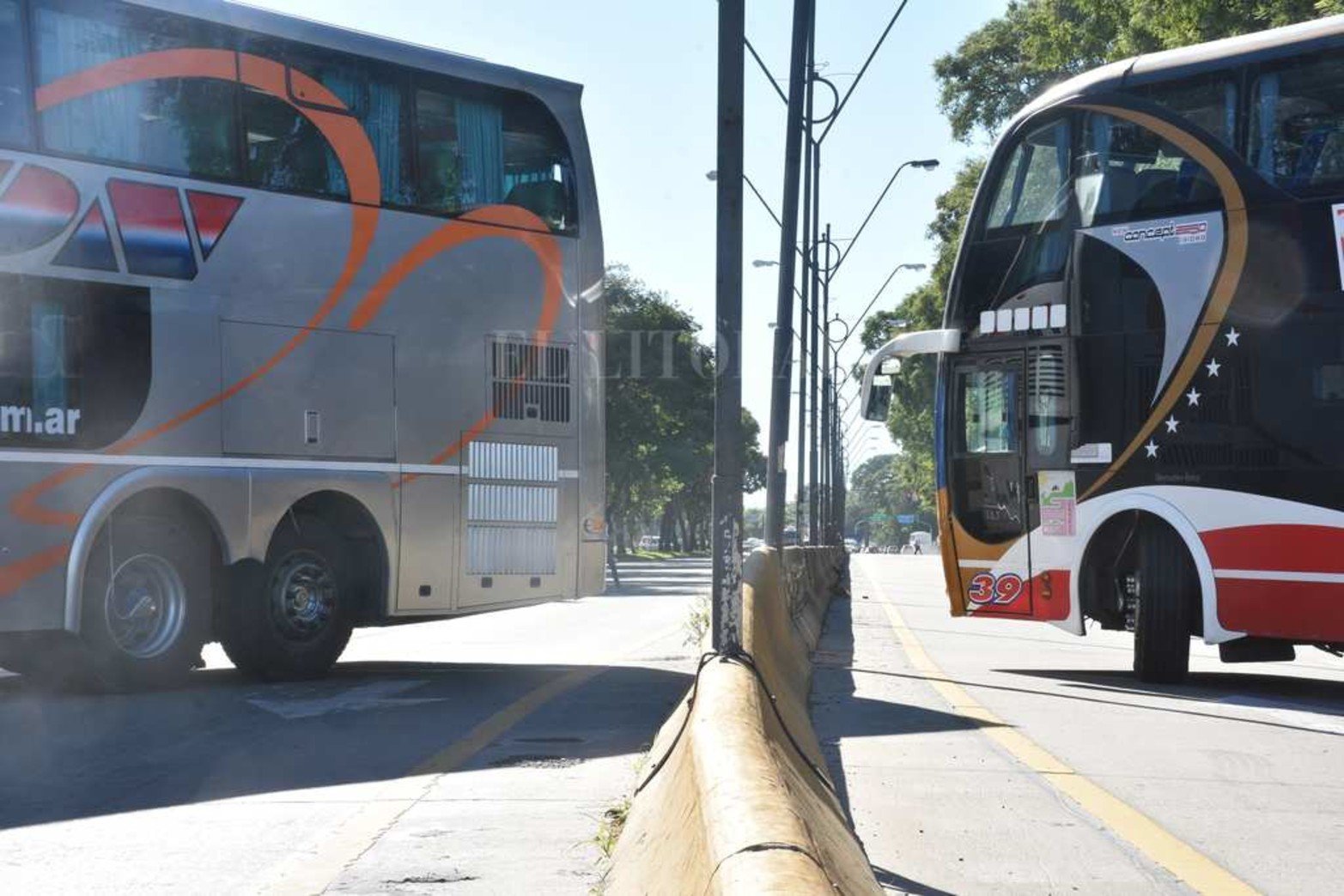 Segundo día de protesta y bloqueo a la terminal de ómnibus. Reclaman la mismas condiciones de trabajo que la líneas regulares de transporte de pasajeros.