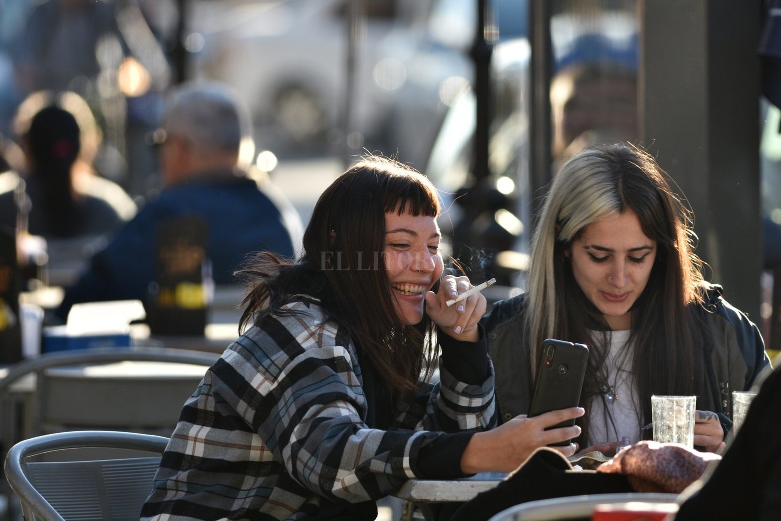 Se celebra el Día del Amigo y muchos grupos de personas salen a festejar en bares, restaurantes y espacios públicos tradicionales de la ciudad.