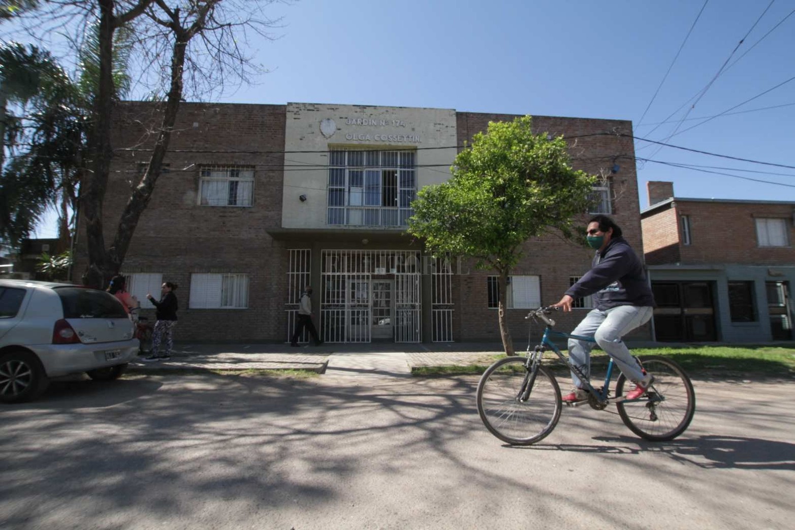 El Jardín de Infantes Olga Cosettini fue una necesidad de la gente, debido al crecimiento que había comenzado a tener el barrio. En sus comienzos -año 1986- funcionaba en casas alquiladas y galpones del lugar. Recién en 1991 el jardín consigue el reconocimiento oficial.